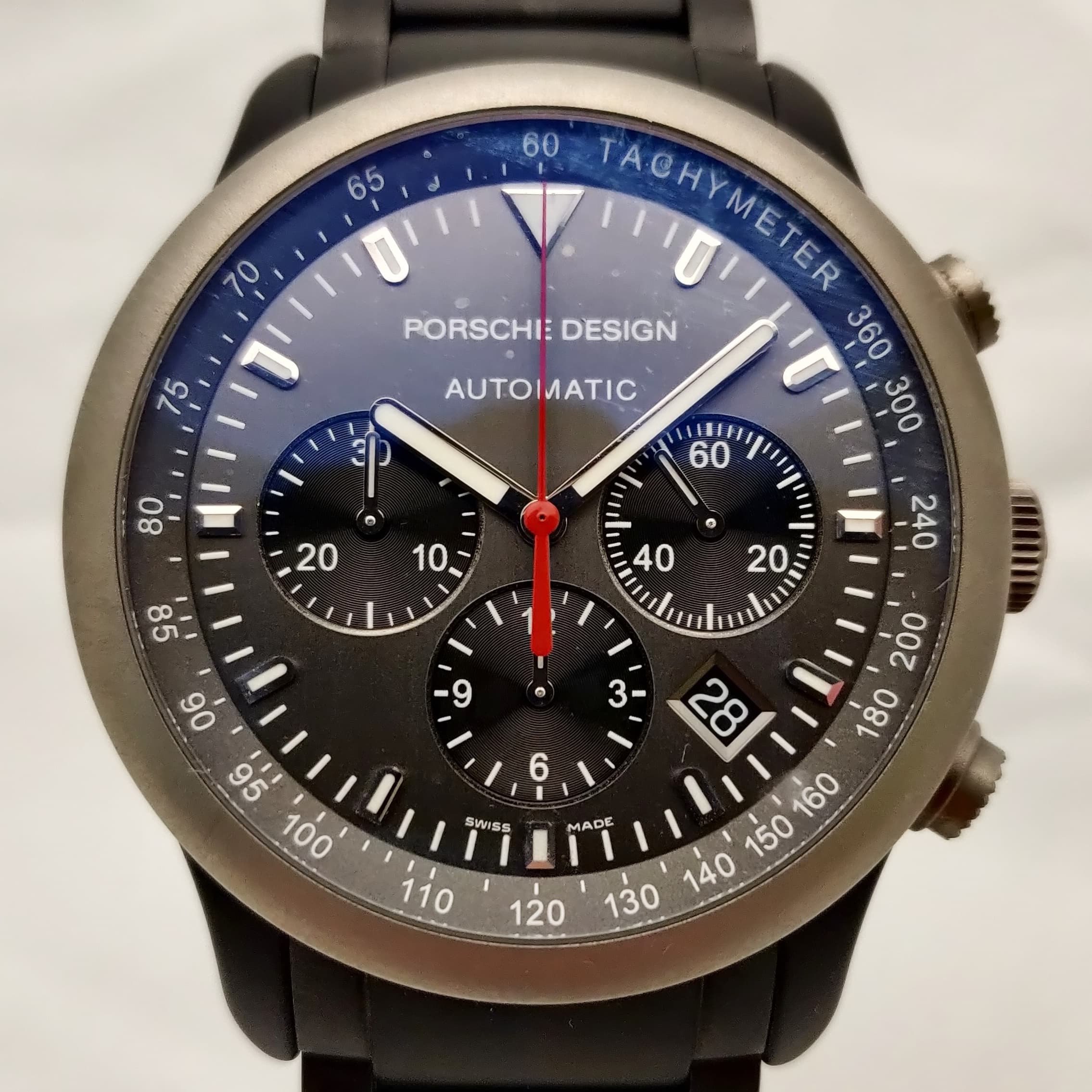 Reloj cronógrafo automático Porsche Design P9000 en acero titanio con esfera gris y tacómetro azul en Joyería Recoleta