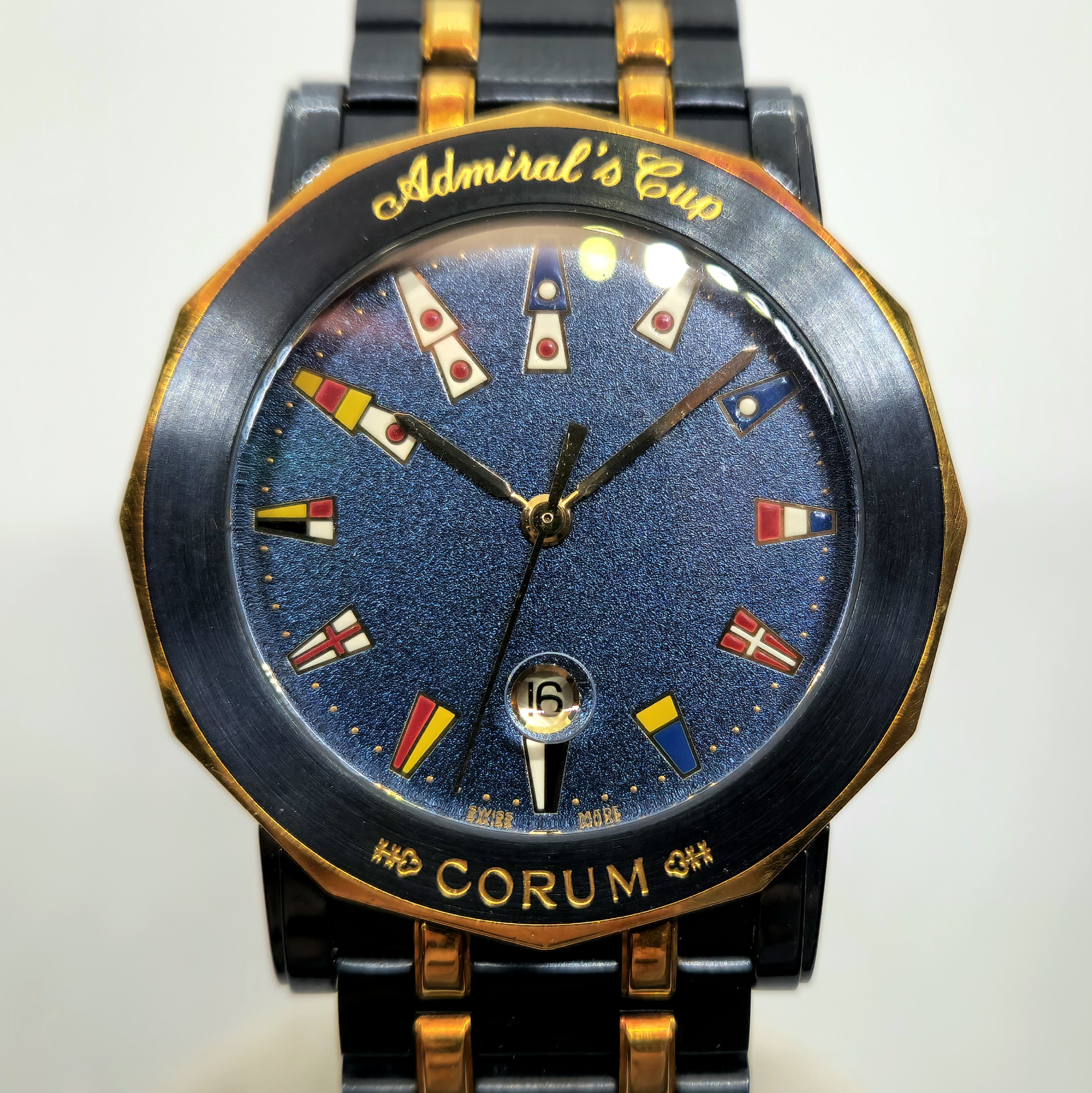 Reloj Corum Admiral's Cup bicolor acero y oro con esfera azul y flags náuticos en Joyería Recoleta