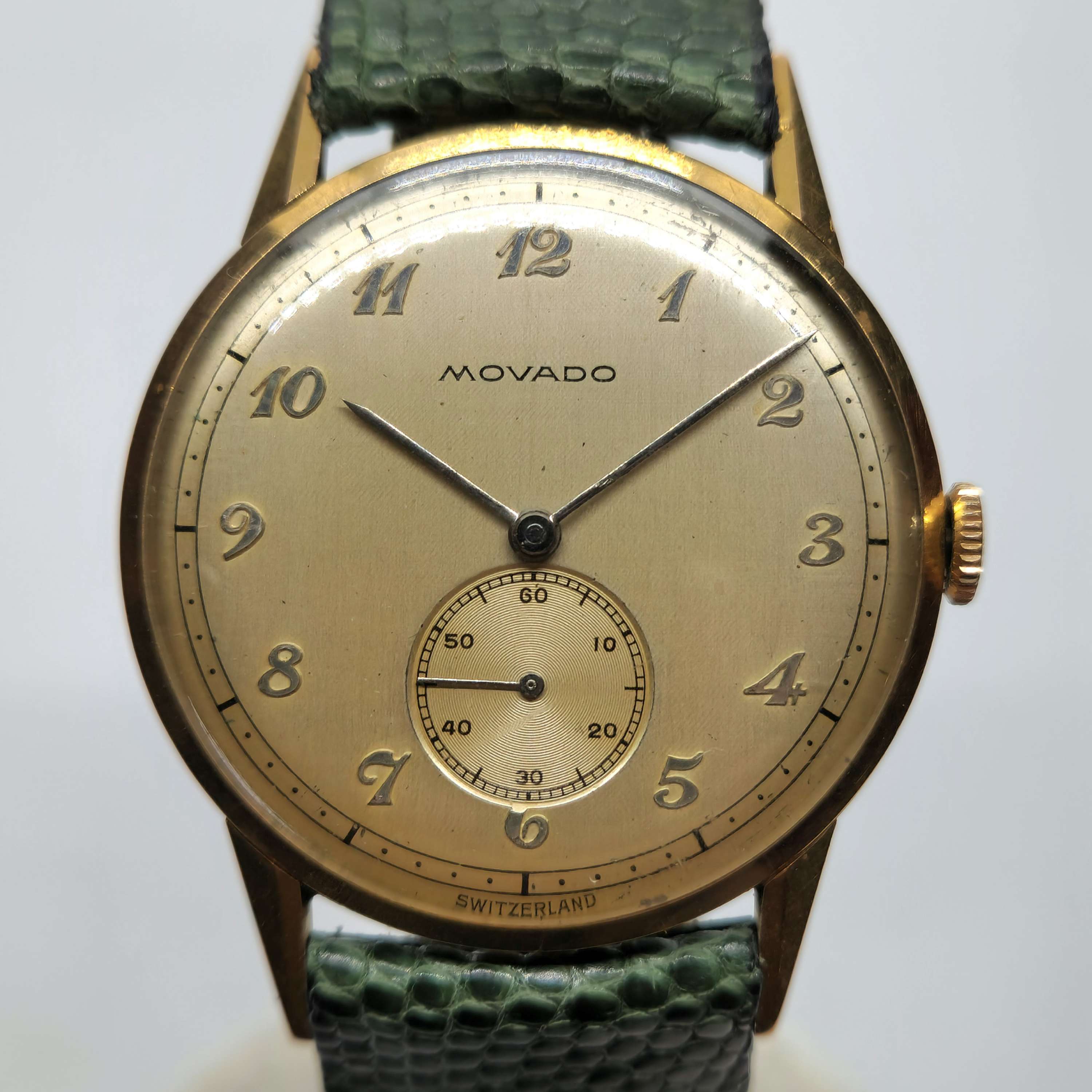 Reloj vintage Movado Calatrava en oro amarillo con segundero pequeño y malla verde, en Joyería Recoleta.