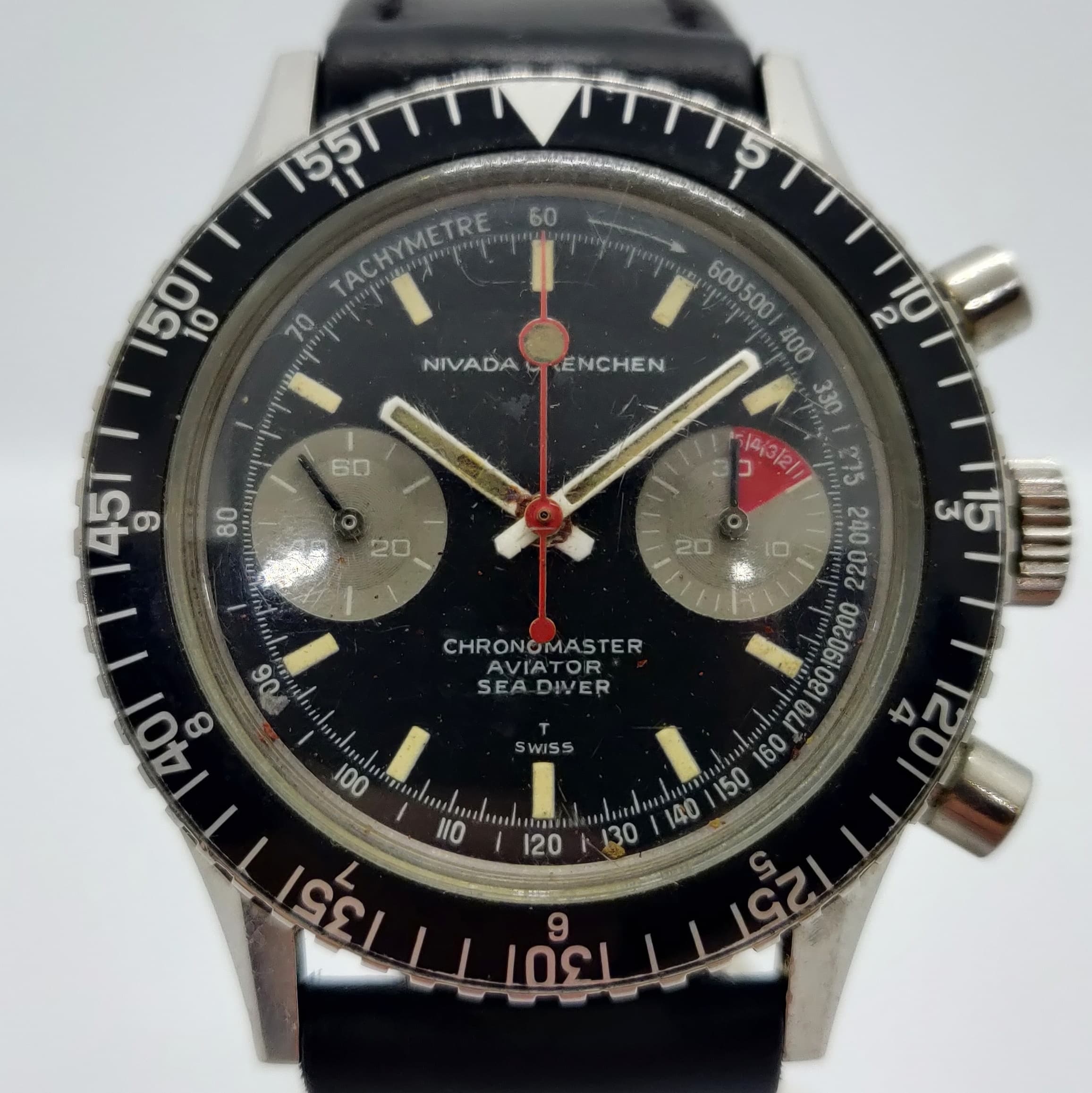 Reloj cronógrafo vintage Nivada Grenchen Chronomaster Aviator Sea Diver en acero con esfera negra y bisel giratorio en Joyería Recoleta.