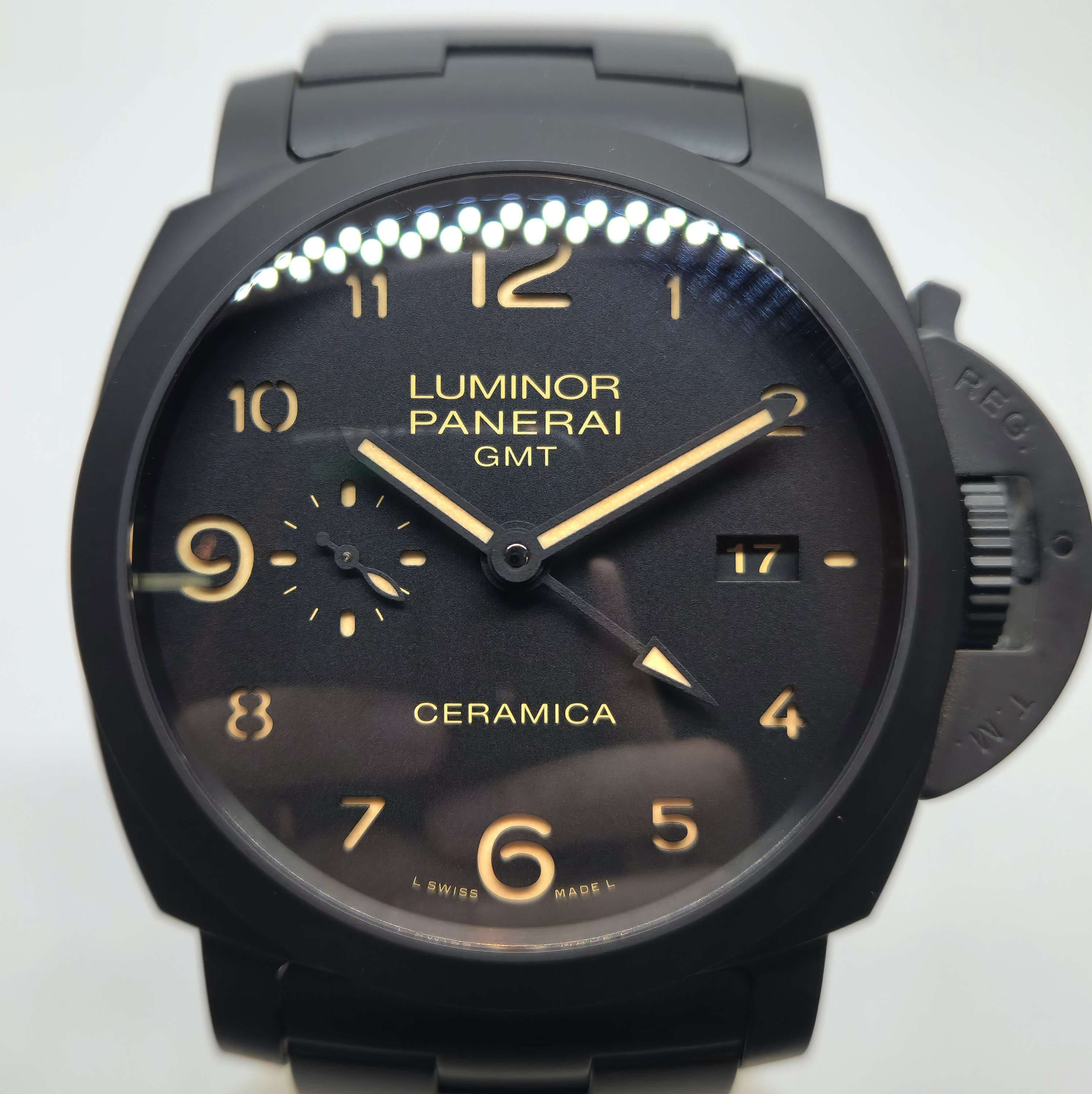 Reloj Panerai Luminor GMT Cerámica negro con índices dorados y función GMT en Joyería Recoleta