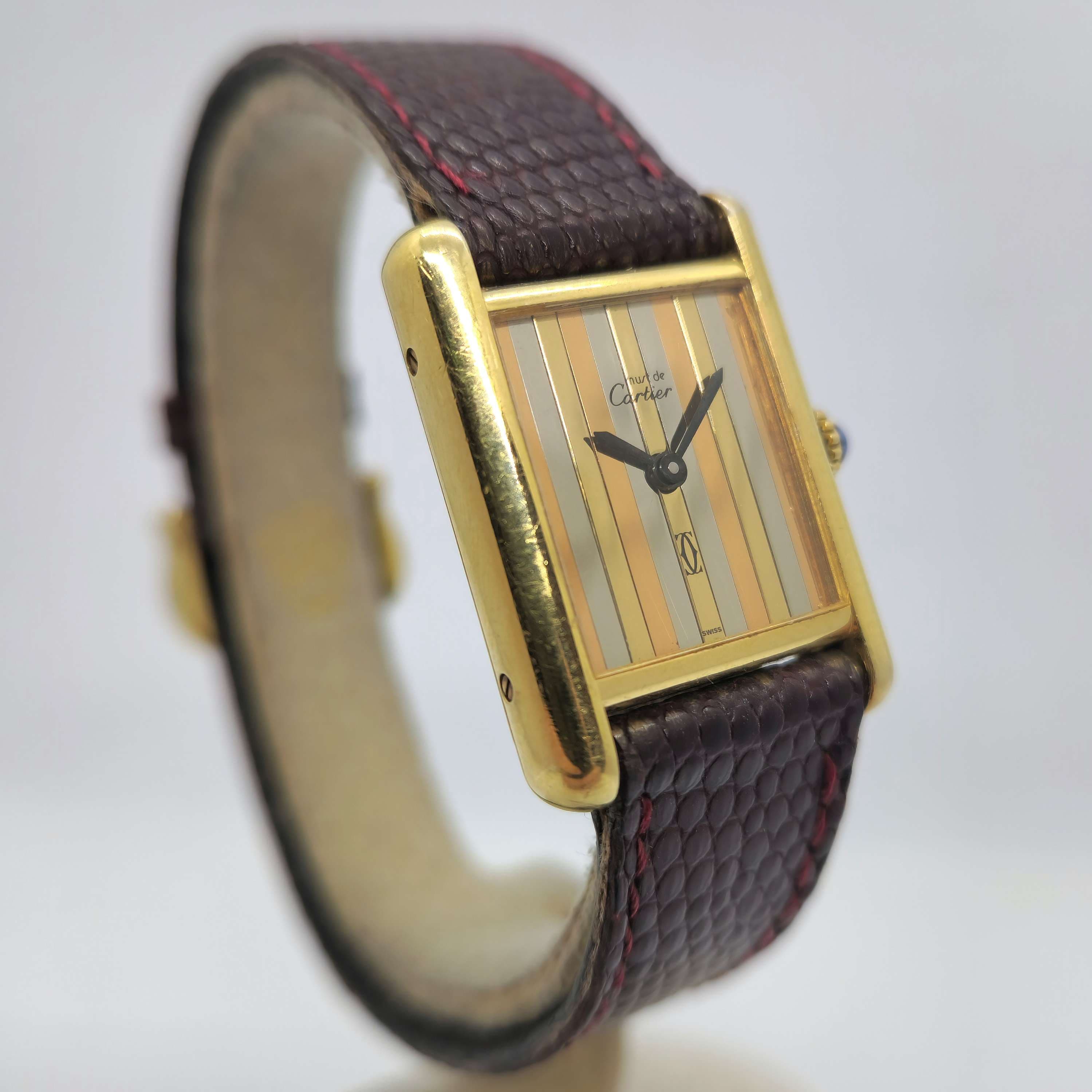 Reloj Must de Cartier Tank Vermeil dorado con dial tricolor rayado y correa de cuero bordo en Joyería Recoleta
