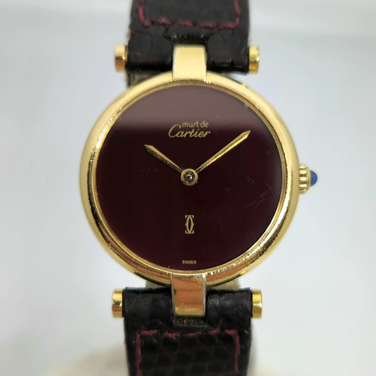 Reloj Must de Cartier Vendome plateado dorado con esfera bordo y correa de cuero en Joyería Recoleta