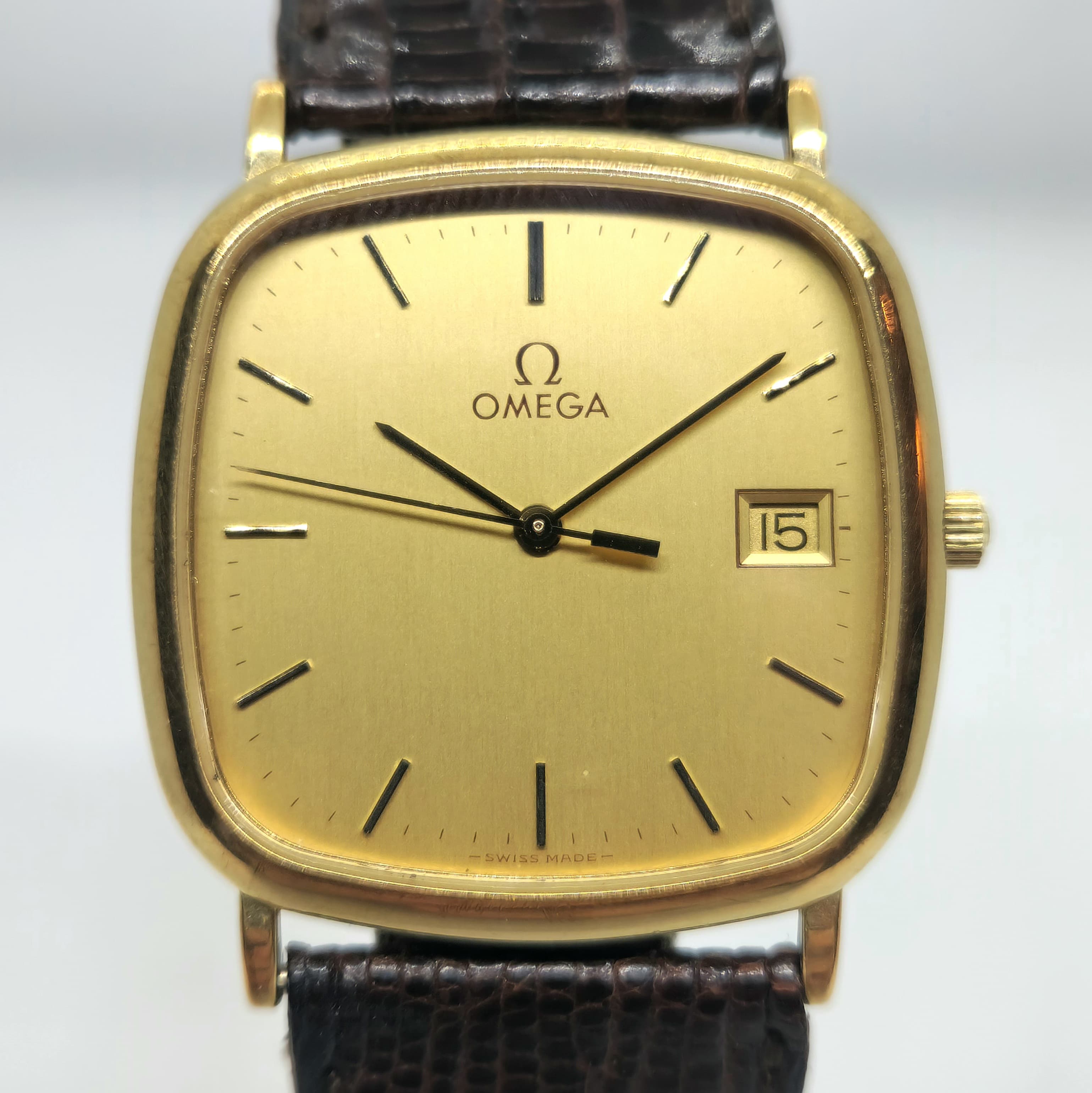 Reloj Omega DeVille Quartz dorado con correa de cuero marrón y fecha en Joyería Recoleta
