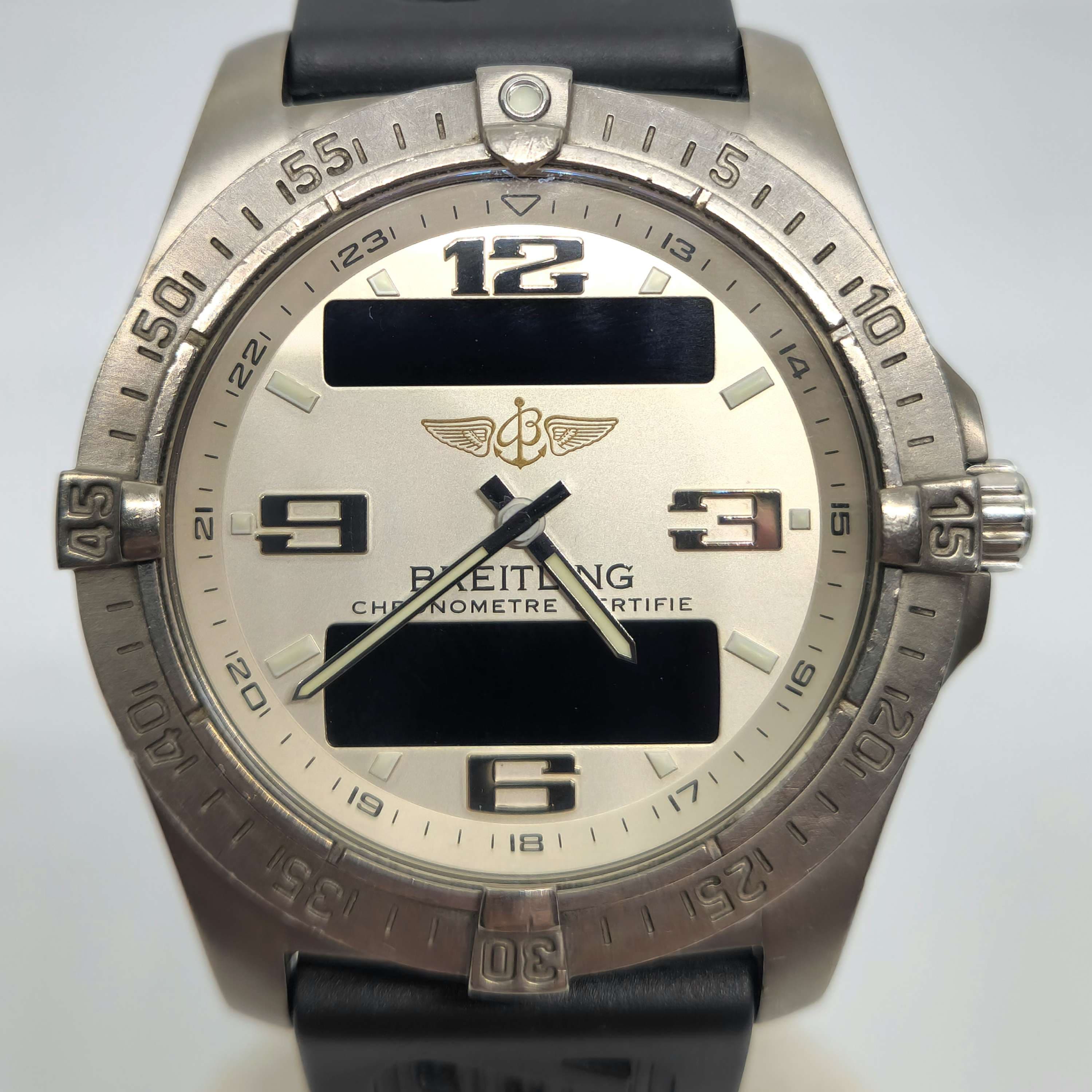 Reloj Breitling Aerospace Avantage en titanio con esfera plateada y correa negra en Joyería Recoleta.