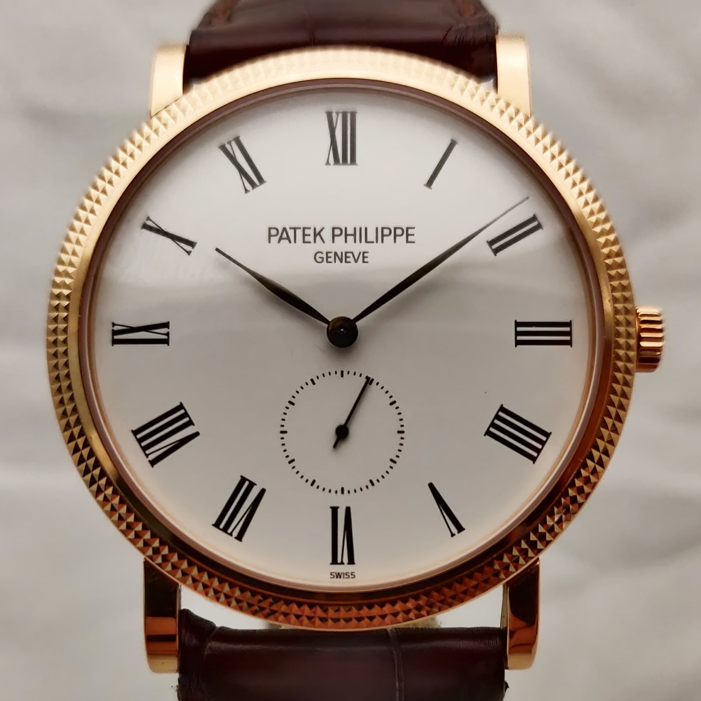 Reloj Patek Philippe Calatrava Ref. 5119 en oro rosa con esfera blanca y correa marrón en Joyería Recoleta.
