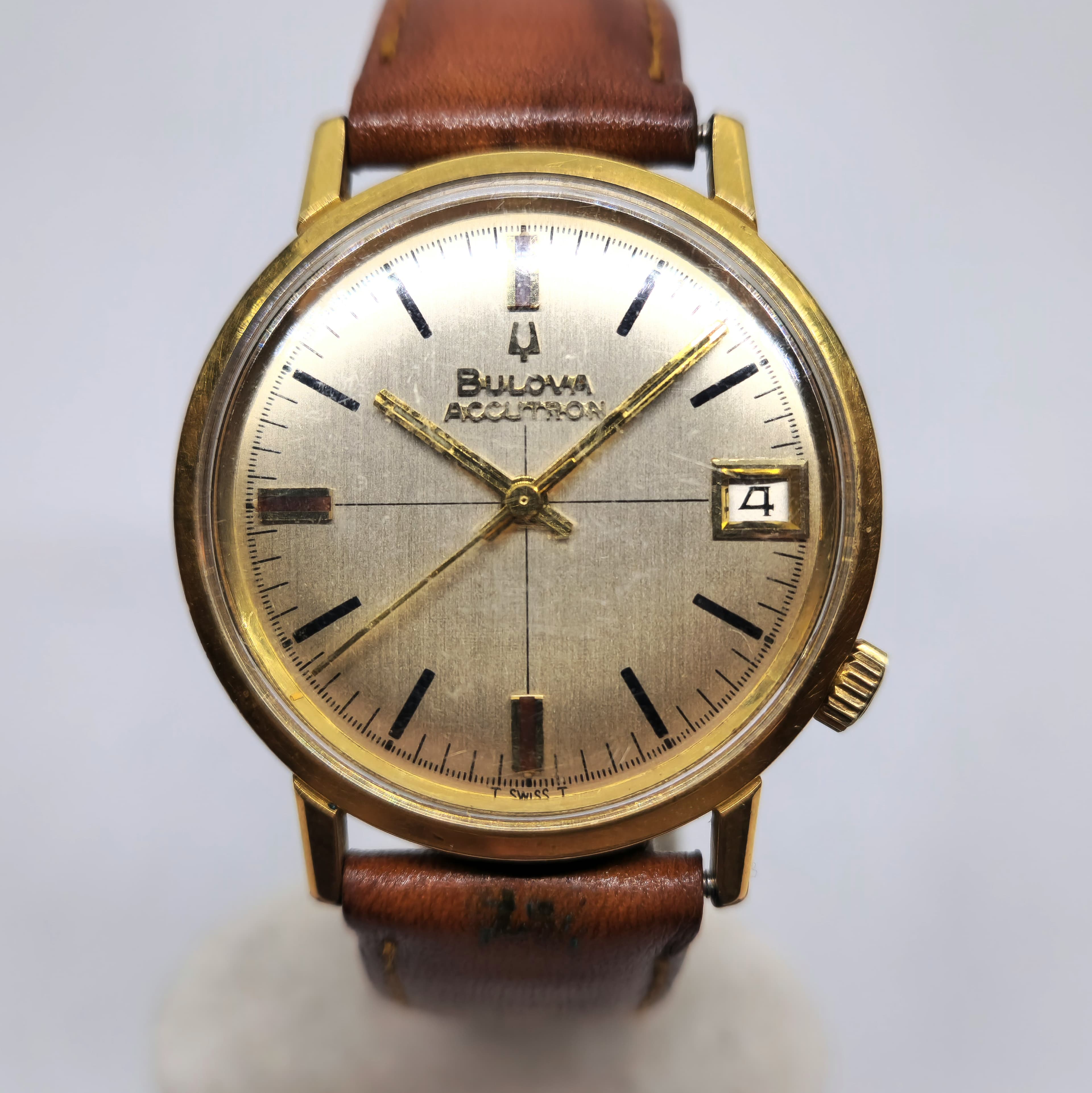 Reloj vintage Bulova Accutron enchapado en oro con correa de cuero marrón y fecha en Joyería Recoleta