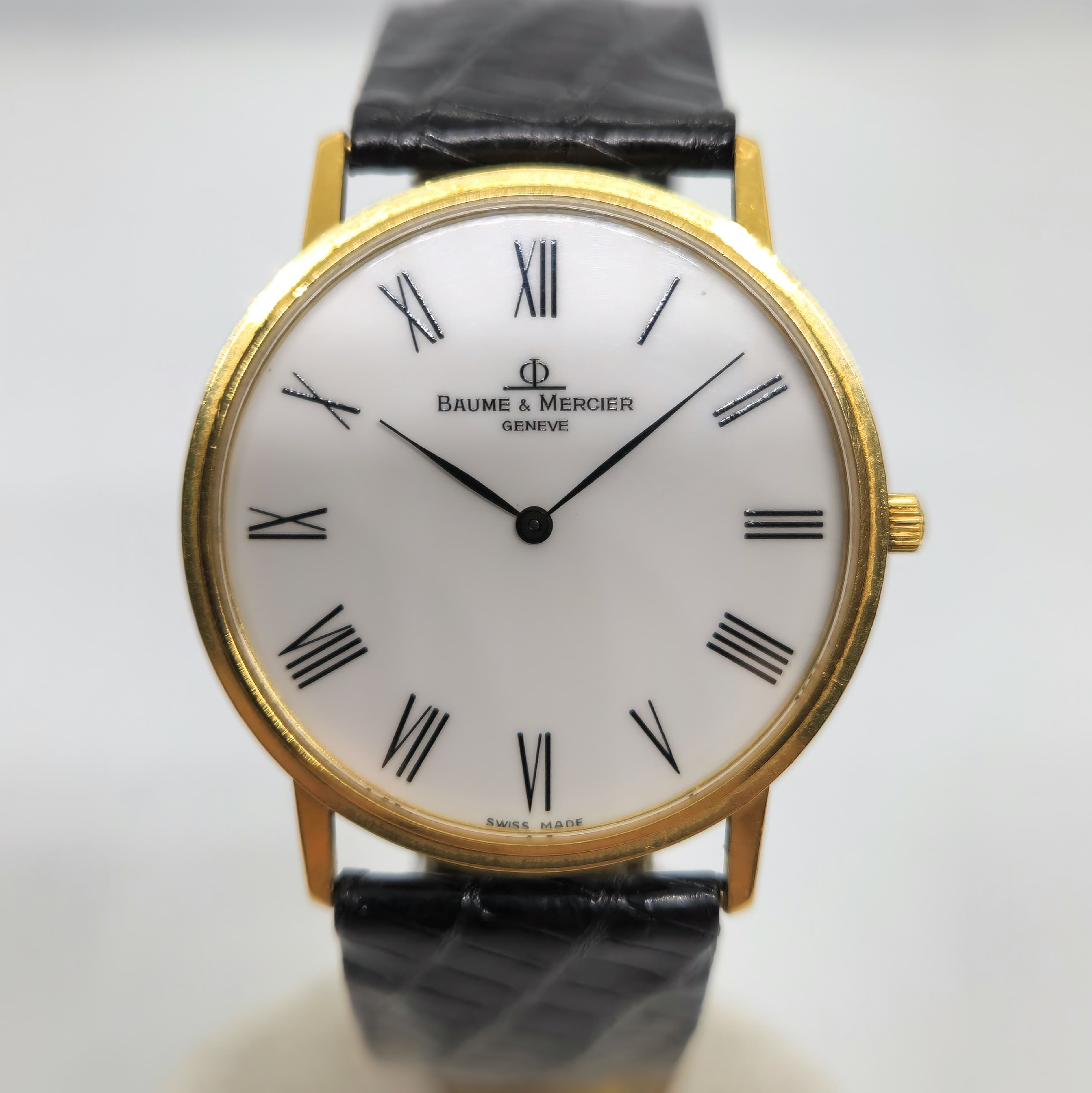 Reloj Baume & Mercier Classima de oro amarillo con esfera blanca y correa de cuero negro en Joyería Recoleta