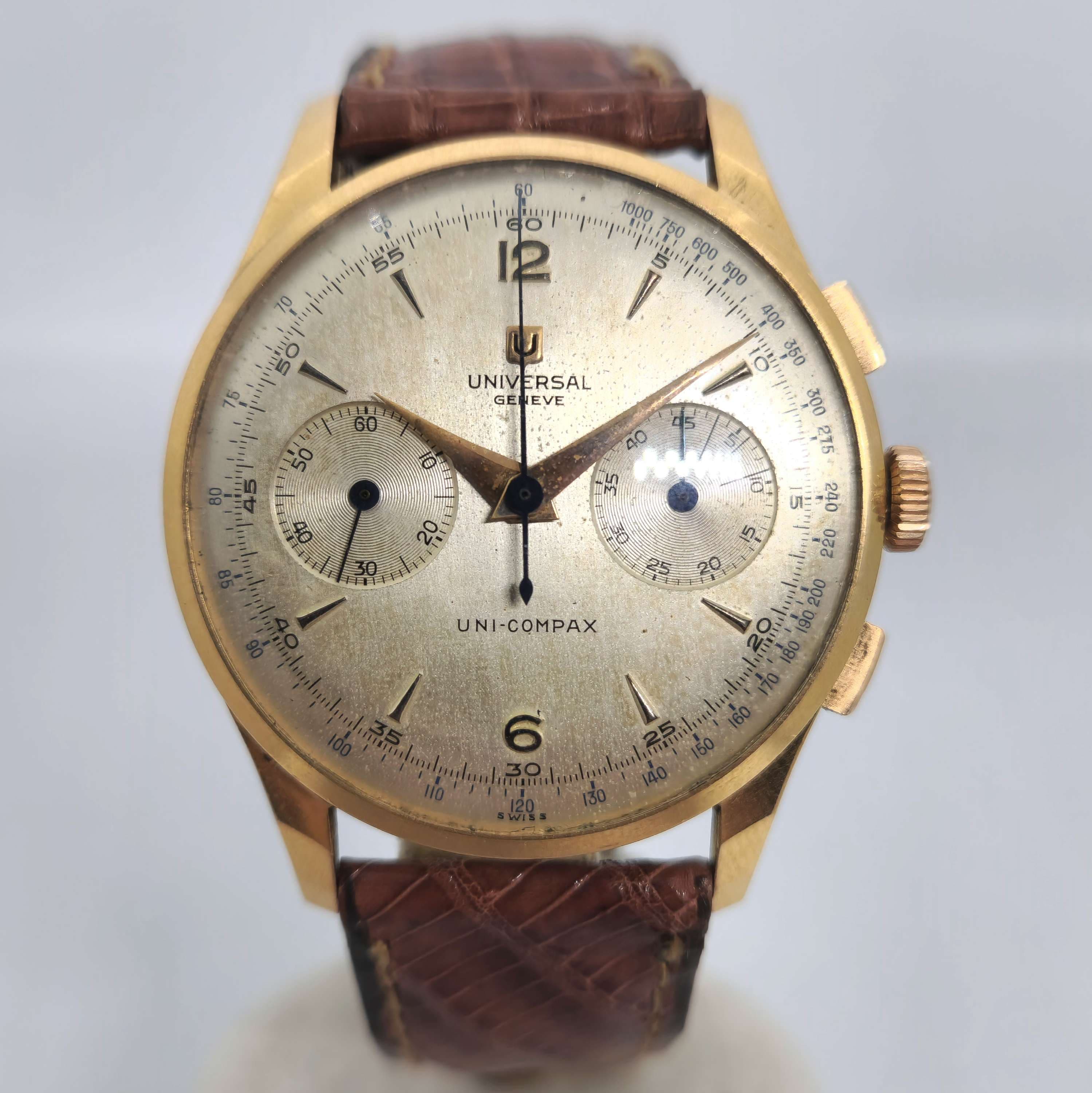 Reloj cronógrafo Universal Genève Uni-Compax en oro amarillo con correa marrón en Joyería Recoleta