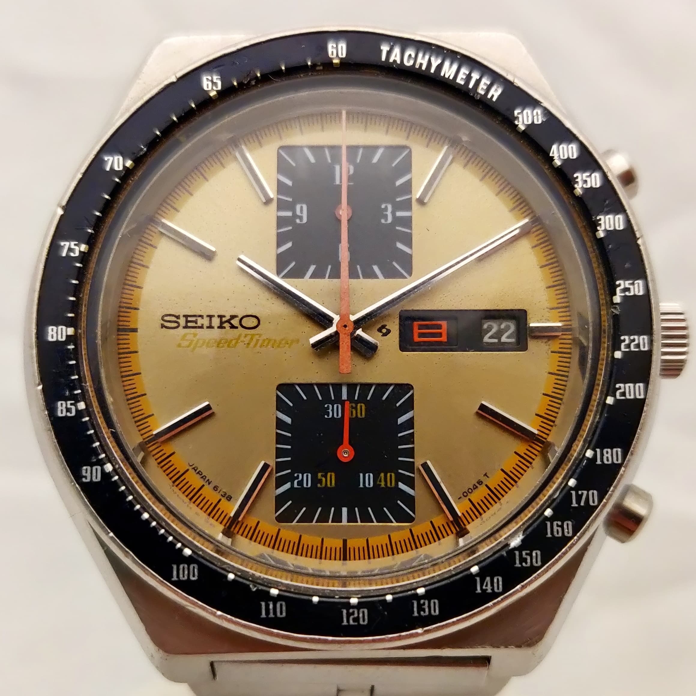 Reloj cronógrafo Seiko Speed-Timer acero dorado con taquímetro y subdiales negros en Joyería Recoleta
