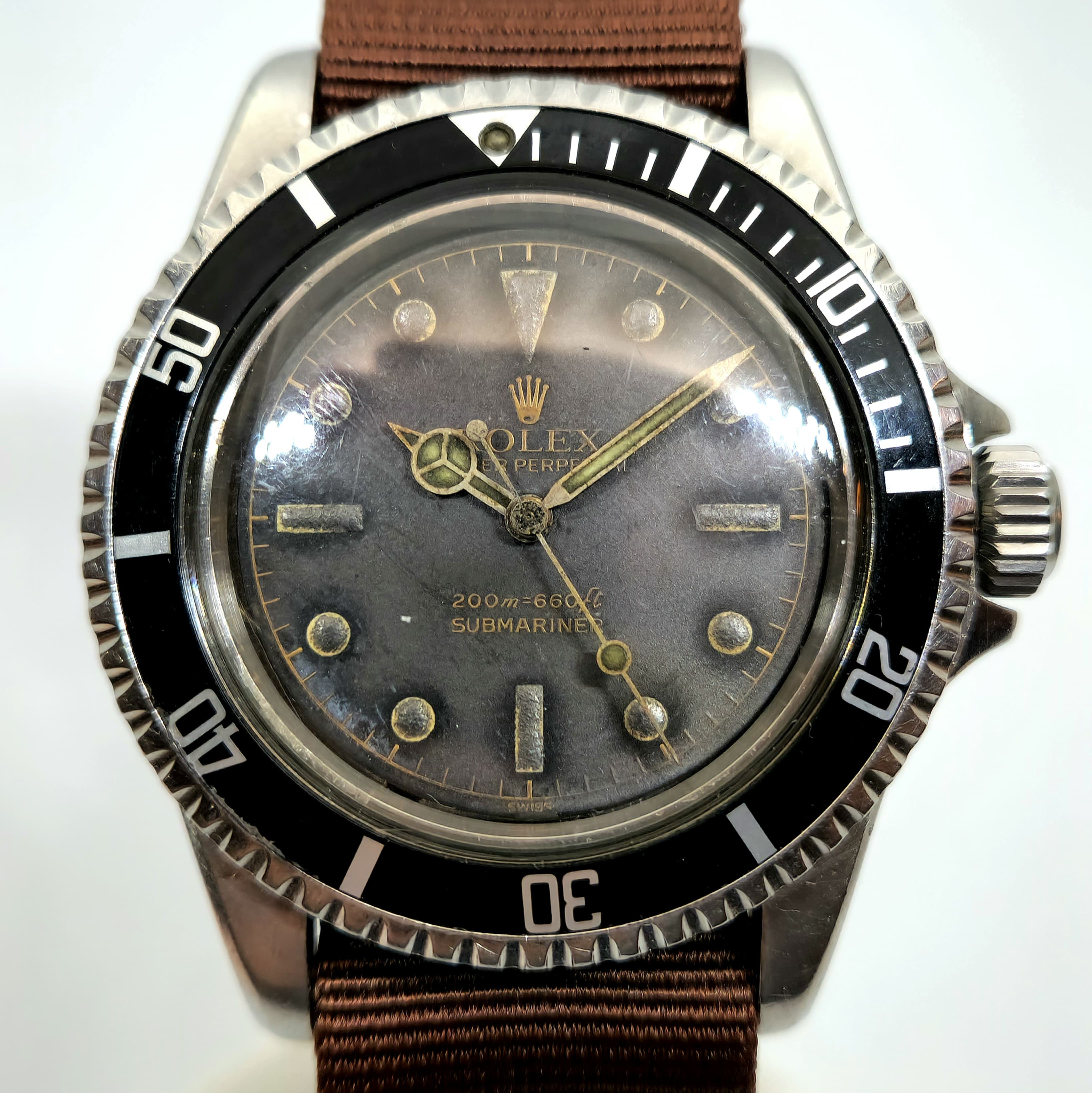 Reloj Rolex Submariner ref. 5512 vintage en acero con bisel negro y correa NATO marrón en Joyería Recoleta.
