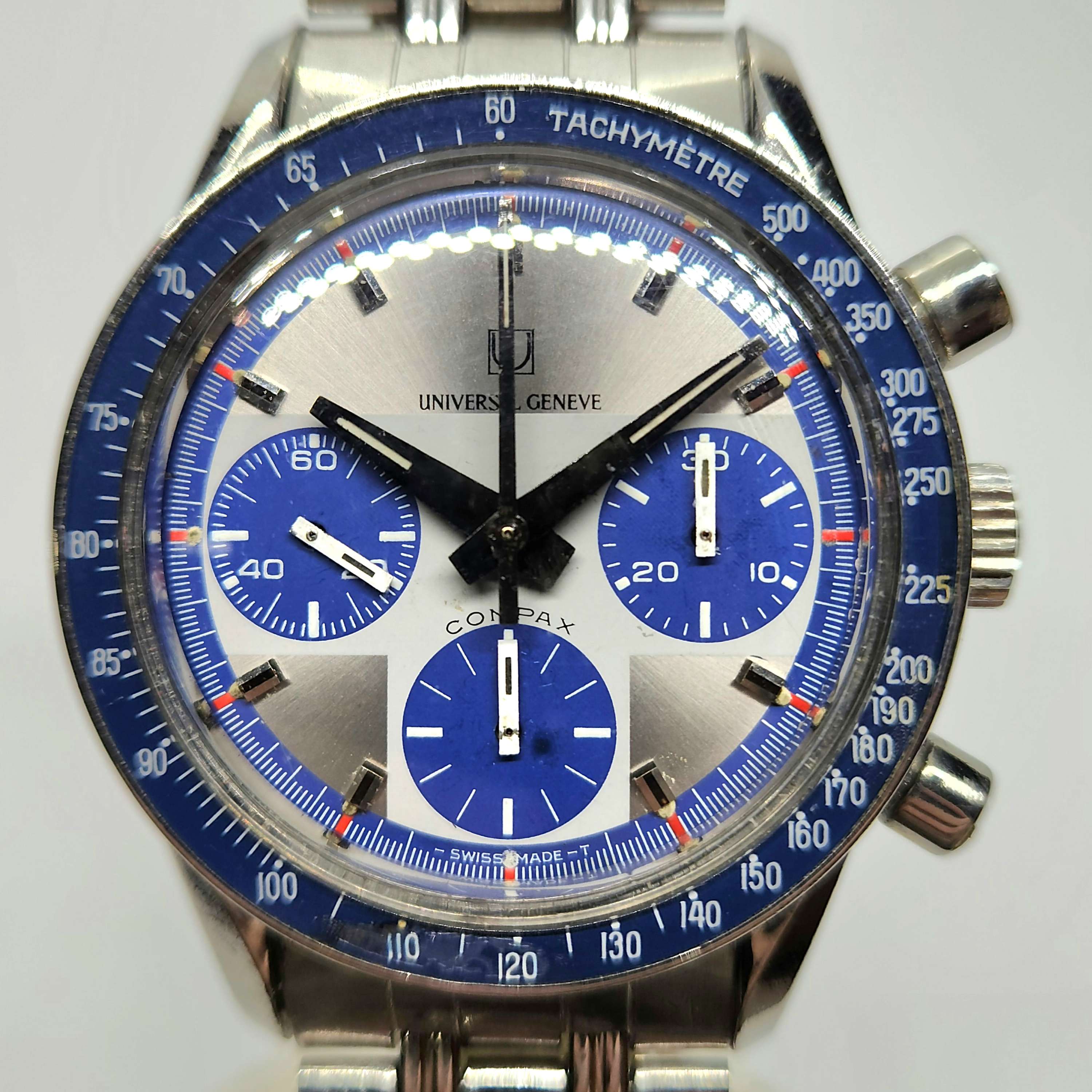 Reloj cronógrafo Universal Geneve Compax acero con esfera plateada y subdiales azules taquímetro en Joyería Recoleta