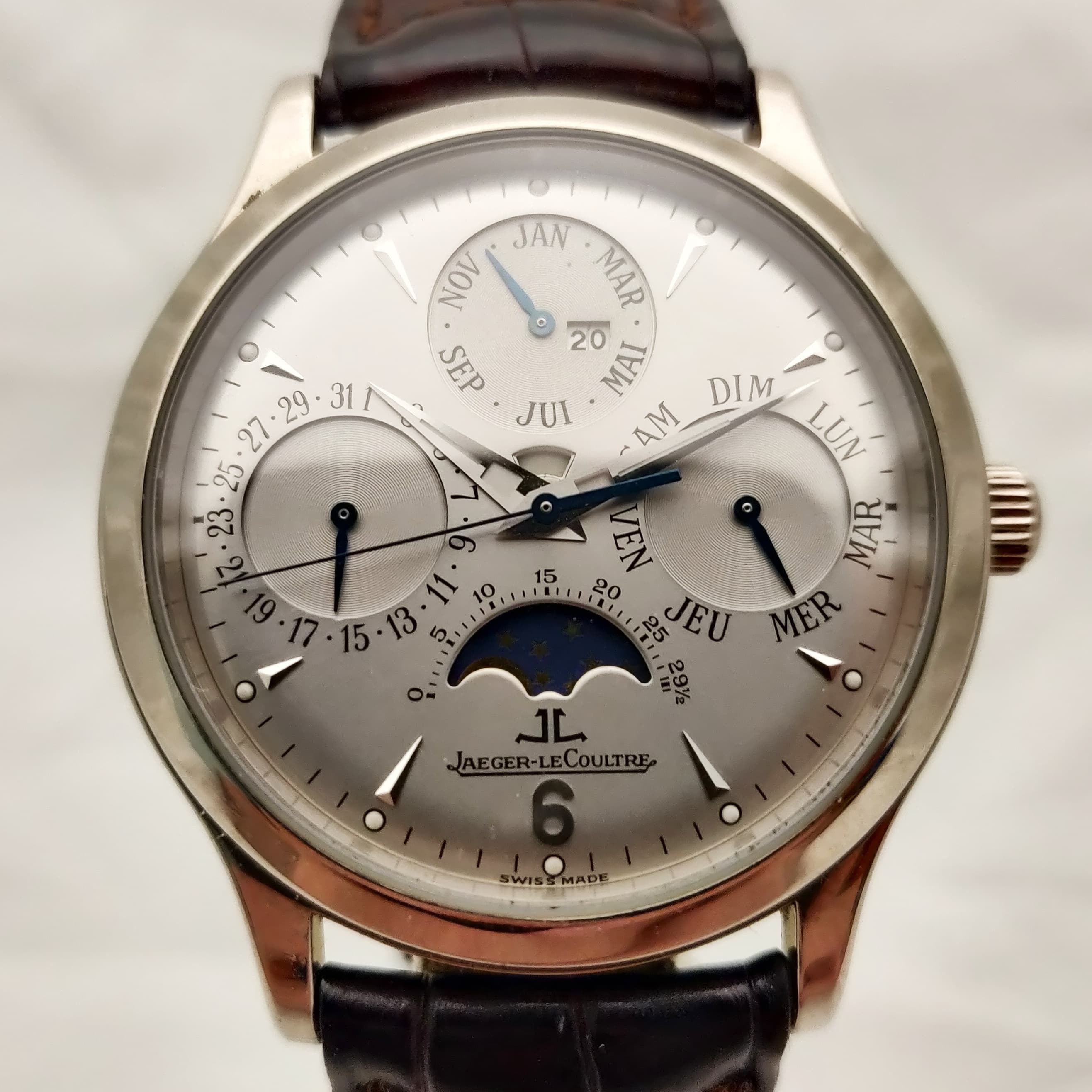 Reloj Jaeger-LeCoultre calendario perpetuo en oro blanco con fase lunar y correa cocodrilo en Joyería Recoleta.