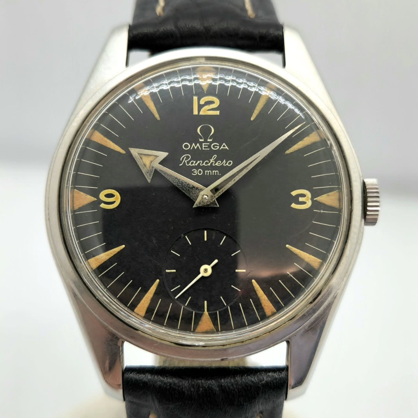 Reloj Omega Ranchero vintage 30mm en acero con esfera negra y detalles dorados en Joyería Recoleta