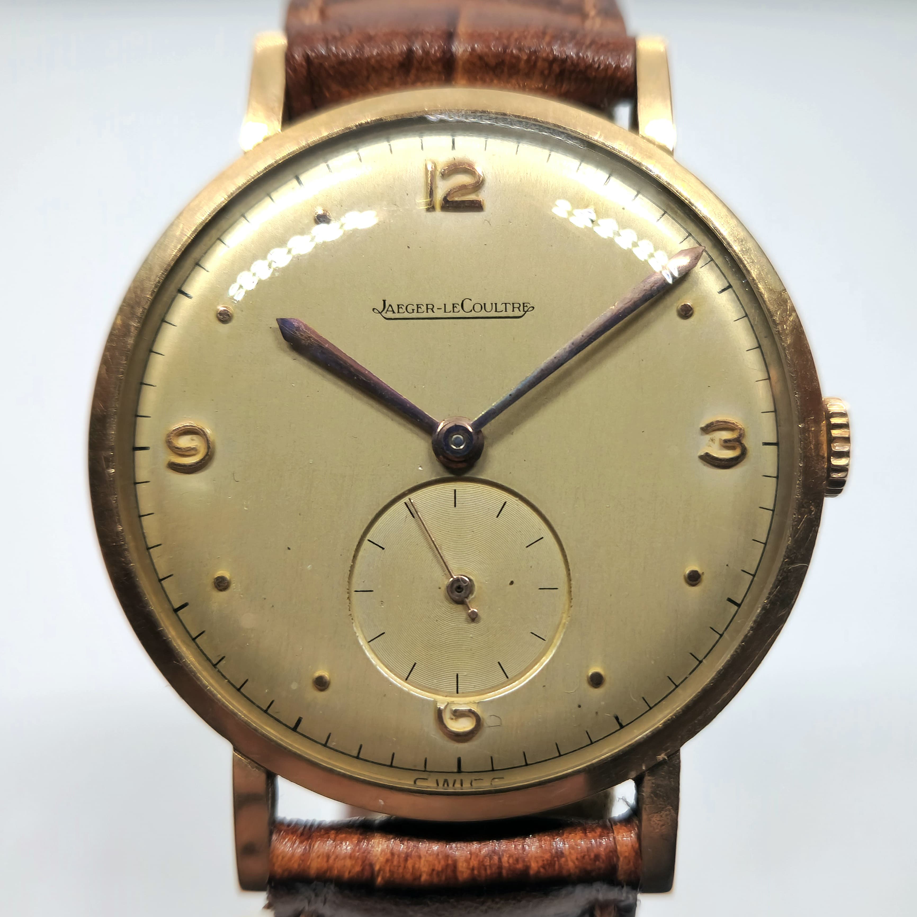 Reloj vintage Jaeger-LeCoultre en oro amarillo con segundero pequeño y correa marrón en Joyería Recoleta