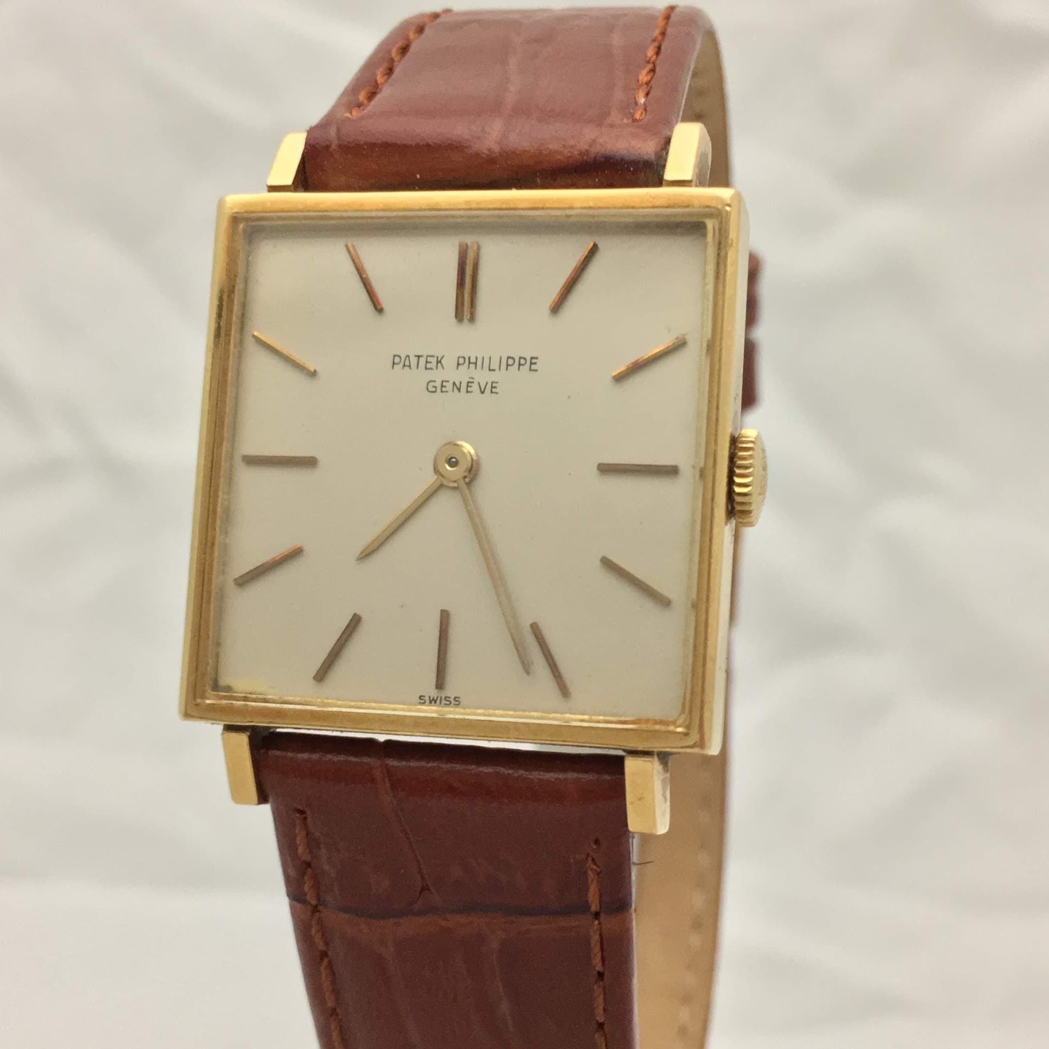Reloj Patek Philippe Ref. 3430 cuadrado en oro amarillo con correa marrón cocodrilo en Joyería Recoleta.