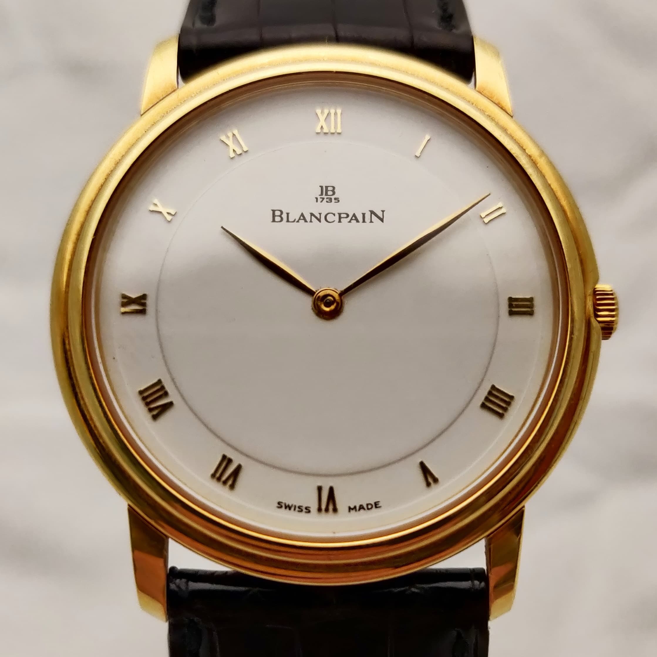 Reloj Blancpain Ultra Slim en oro amarillo con dial blanco y números romanos en Joyería Recoleta
