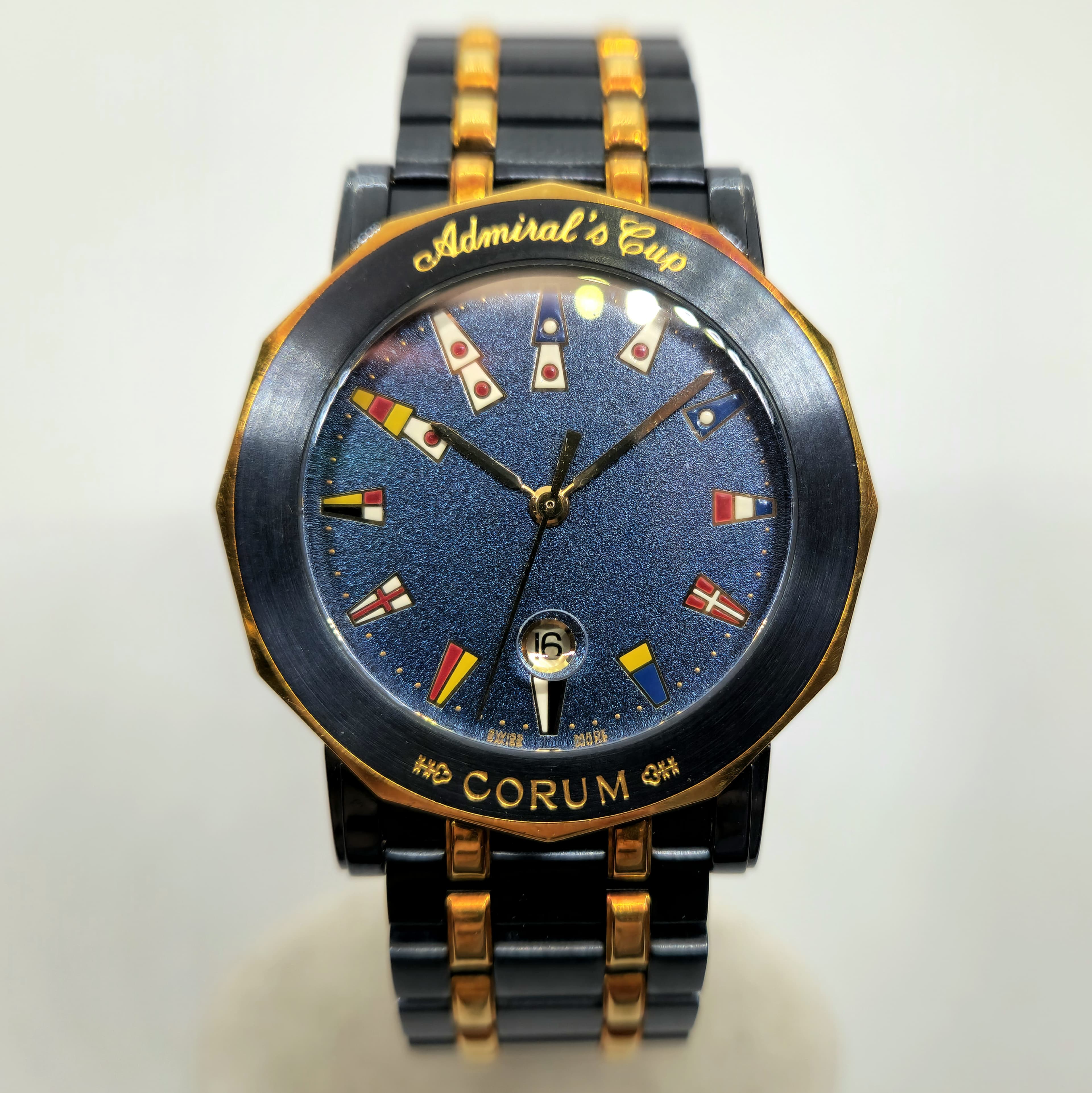 Reloj Corum Admiral's Cup bicolor acero negro y oro con dial azul náutico en Joyería Recoleta