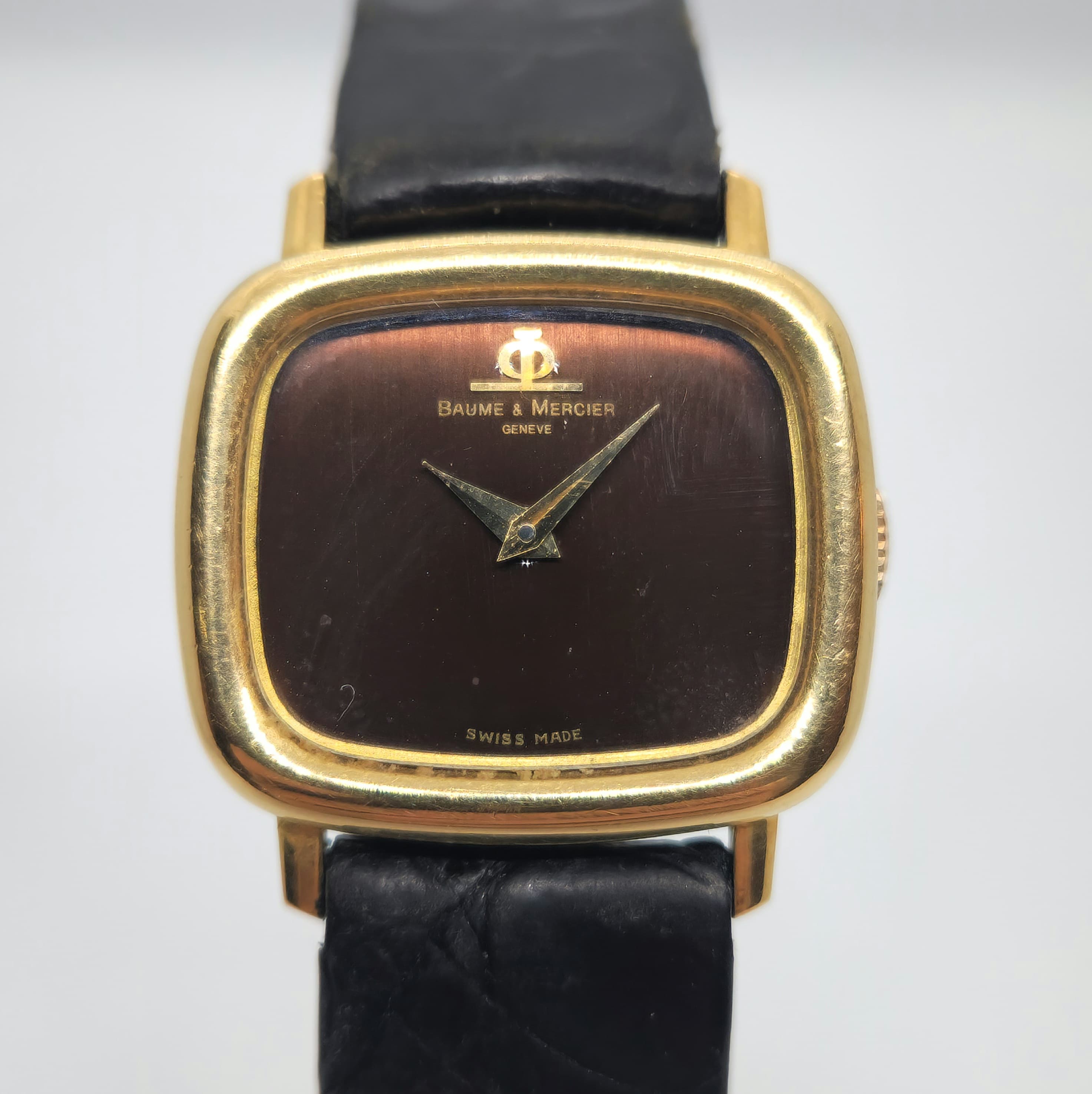 Reloj Baume & Mercier vintage en oro amarillo con esfera marrón oscuro y malla negra en Joyería Recoleta