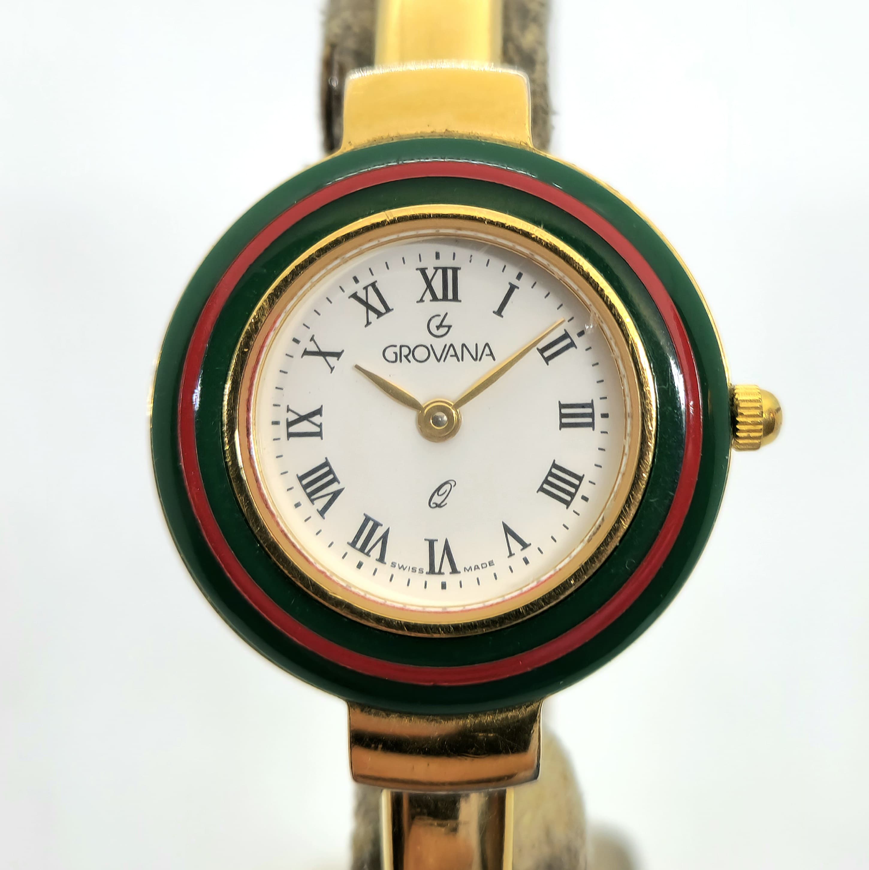 Reloj Grovana Swiss Made dorado con bisel esmaltado verde y rojo en Joyería Recoleta