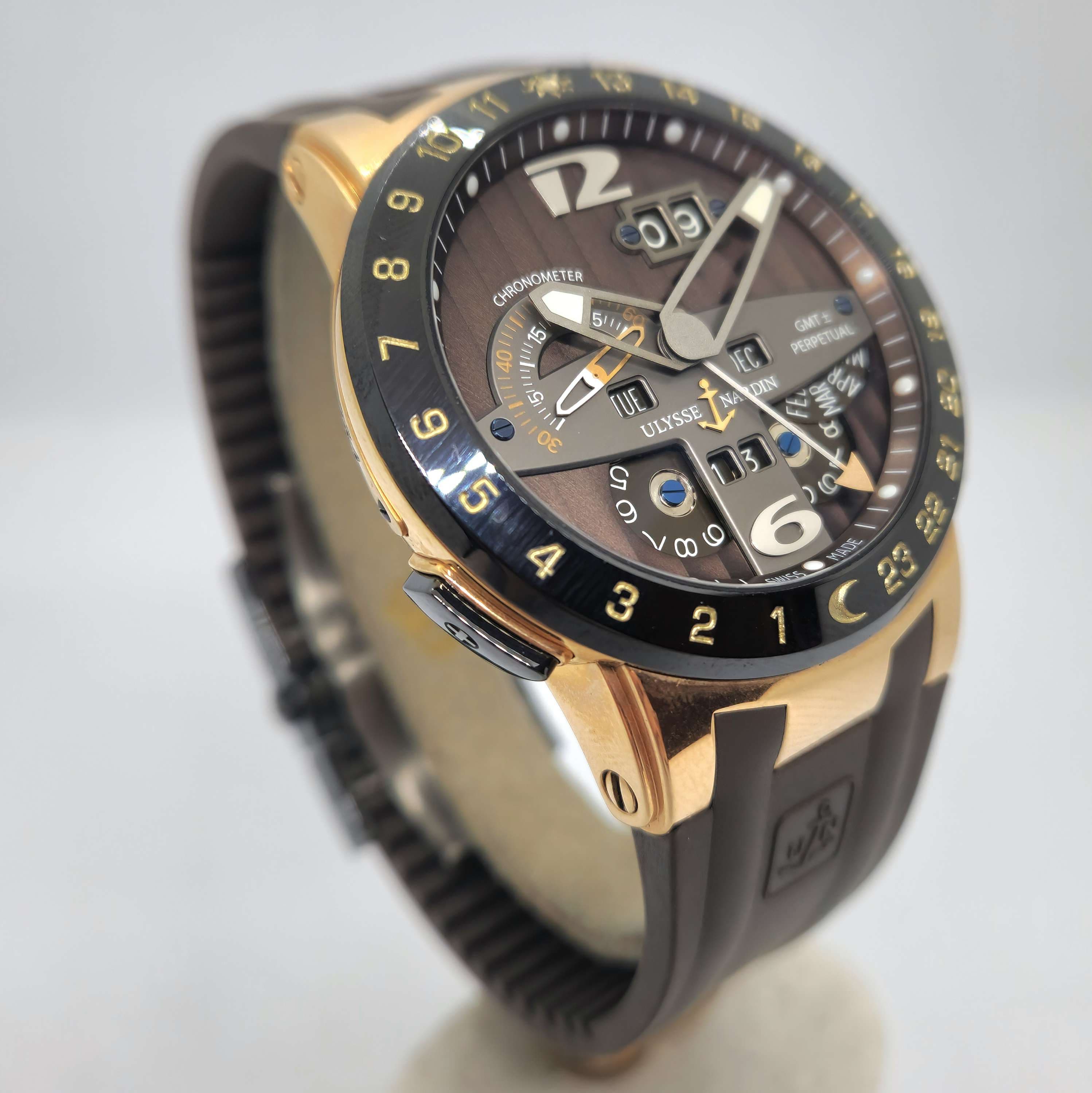 Ulysse Nardin Black Toro GMT Calendario Perpetuo — Joyería Recoleta