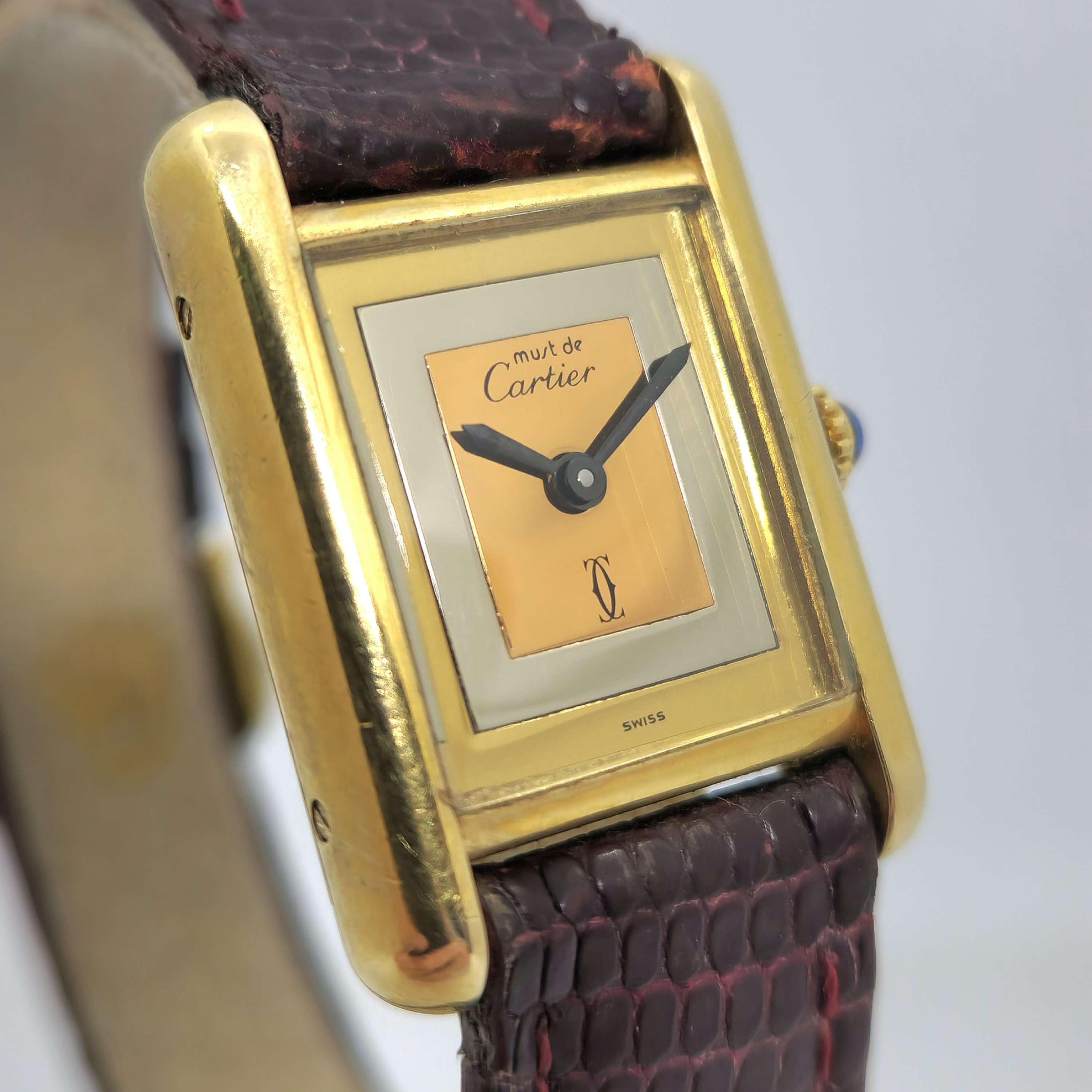 Reloj Must de Cartier Tank Vermeil dorado con esfera tricolor y correa reptil bordo en Joyería Recoleta