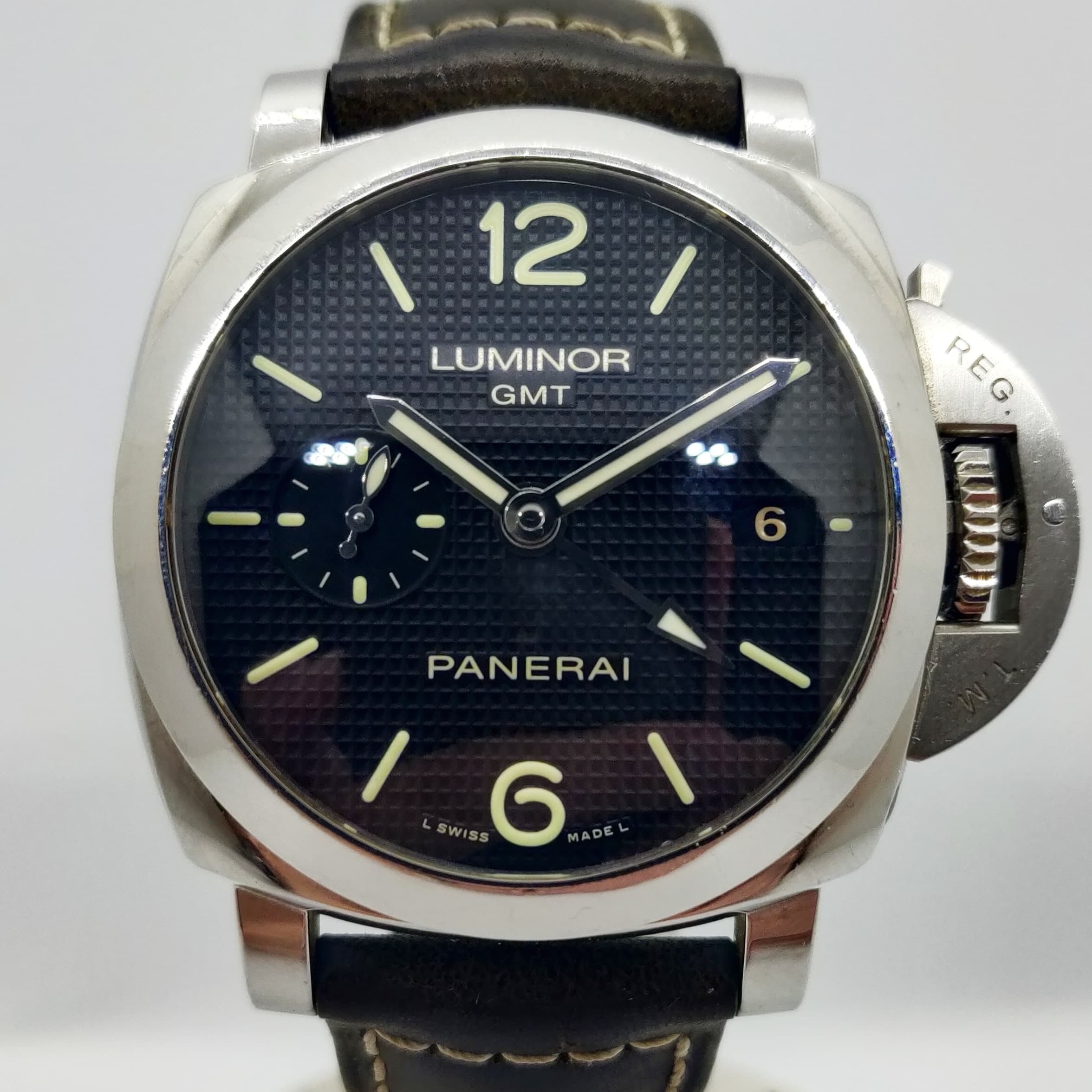 Reloj Panerai Luminor GMT 42 en acero inoxidable con esfera negra texturada y correa marrón en Joyería Recoleta