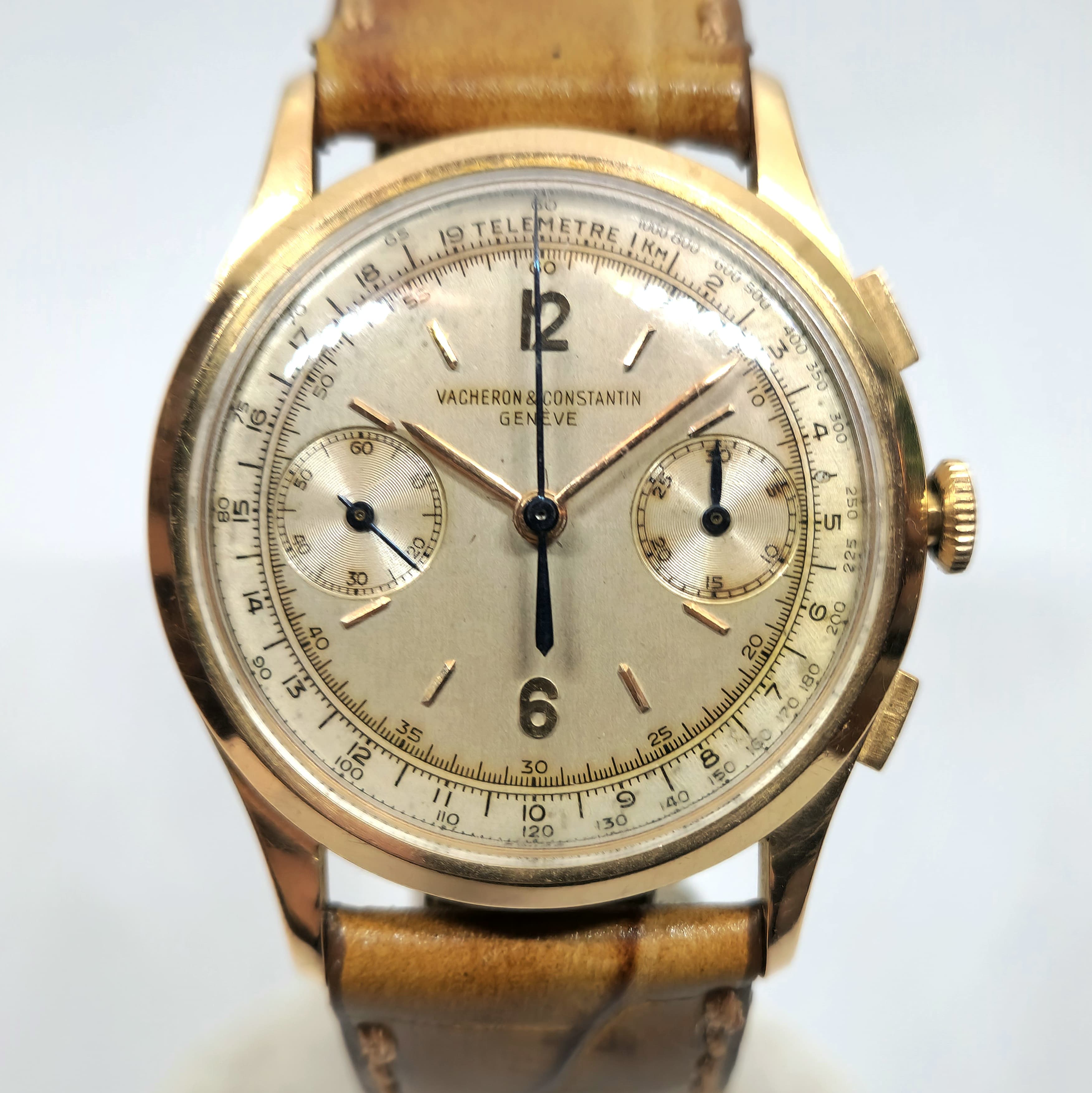 Reloj cronógrafo Vacheron Constantin Genève vintage en oro rosa con esfera champán y correa cuero en Joyería Recoleta