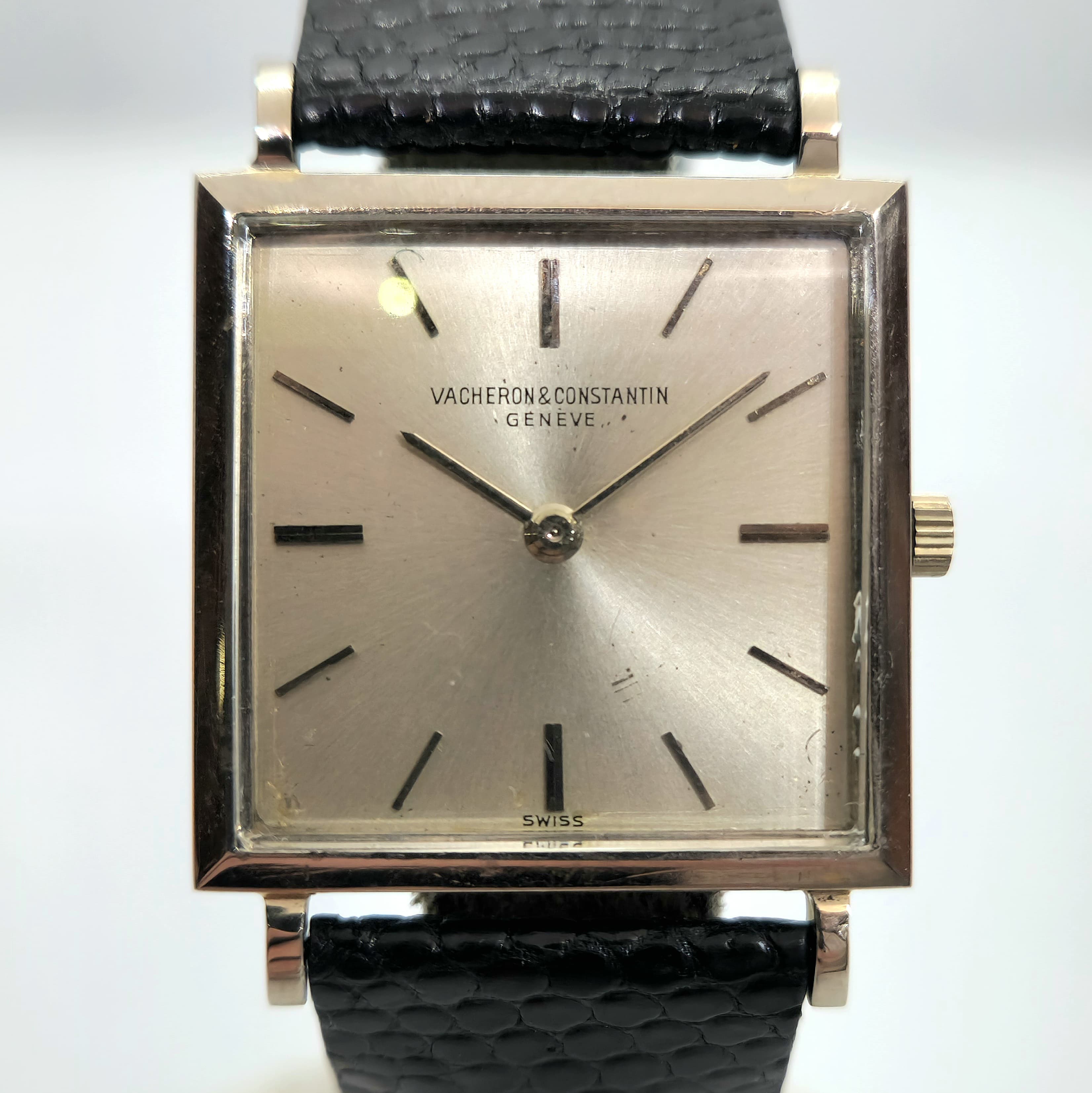 Reloj Vacheron Constantin Genève cuadrado dorado con correa negra en Joyería Recoleta