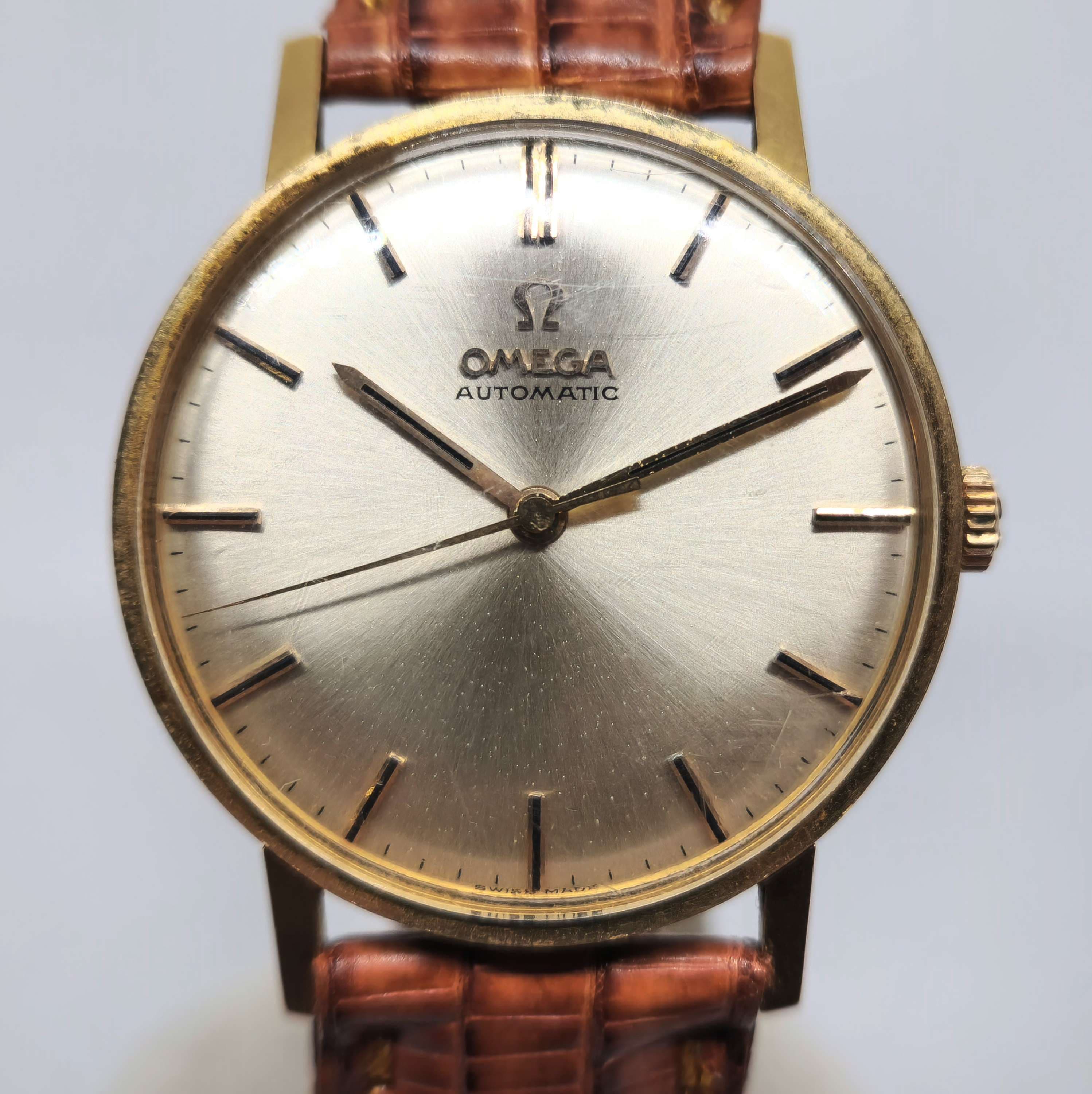 Reloj Omega Automatic vintage chapado en oro amarillo con dial sunburst y correa de cuero marrón en Joyería Recoleta