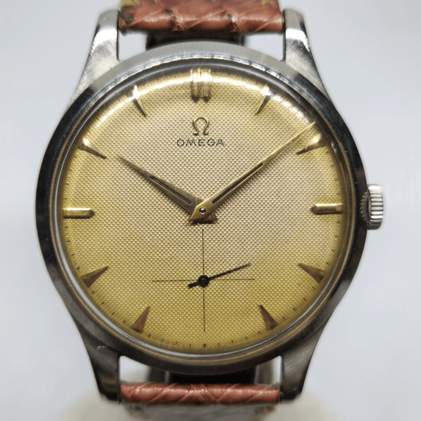 Reloj Omega vintage acero con esfera honeycomb dorada y correa cuero en Joyería Recoleta