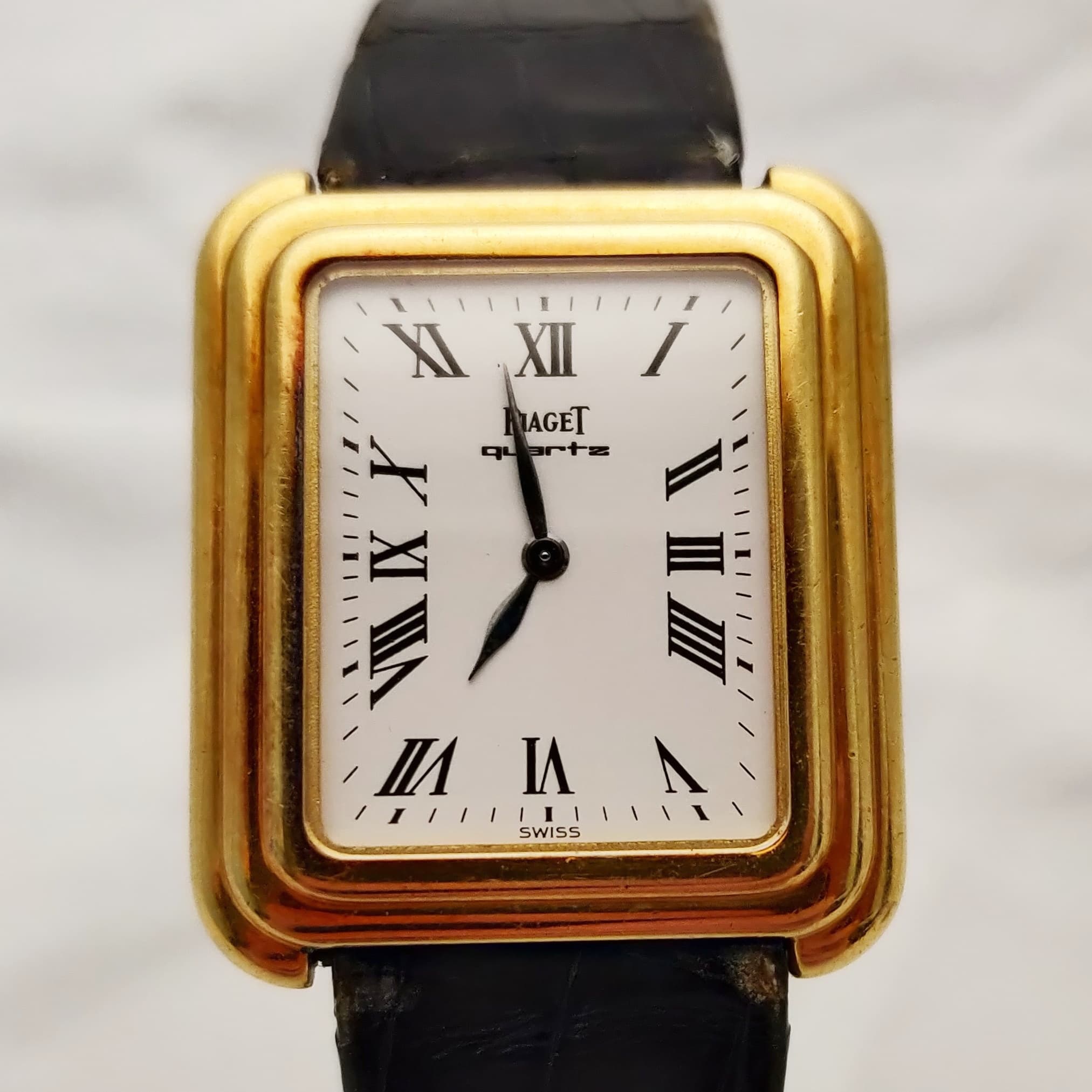 Reloj Piaget Quartz vintage años 80 en oro amarillo con esfera blanca y números romanos en Joyería Recoleta