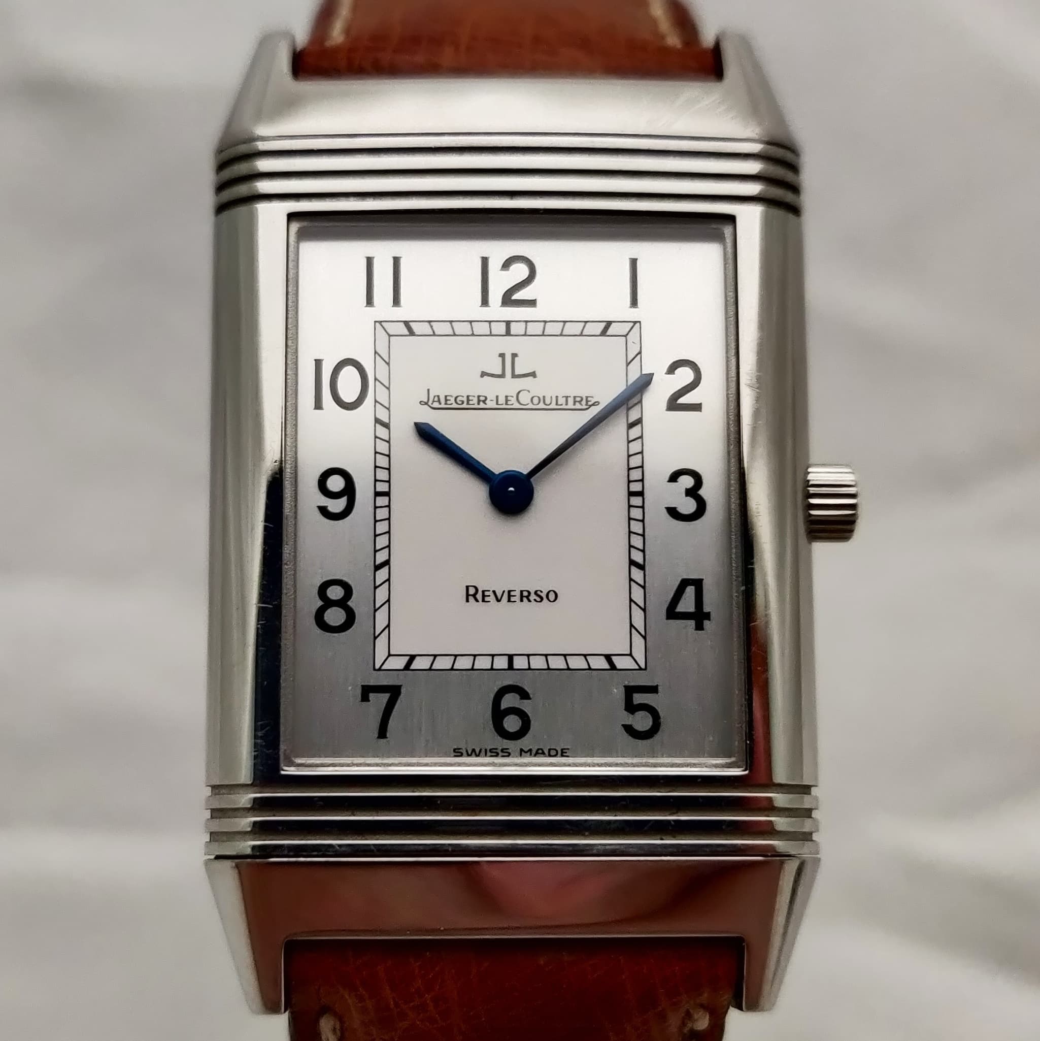Reloj Jaeger-LeCoultre Reverso en acero inoxidable con esfera plateada y correa marrón en Joyería Recoleta