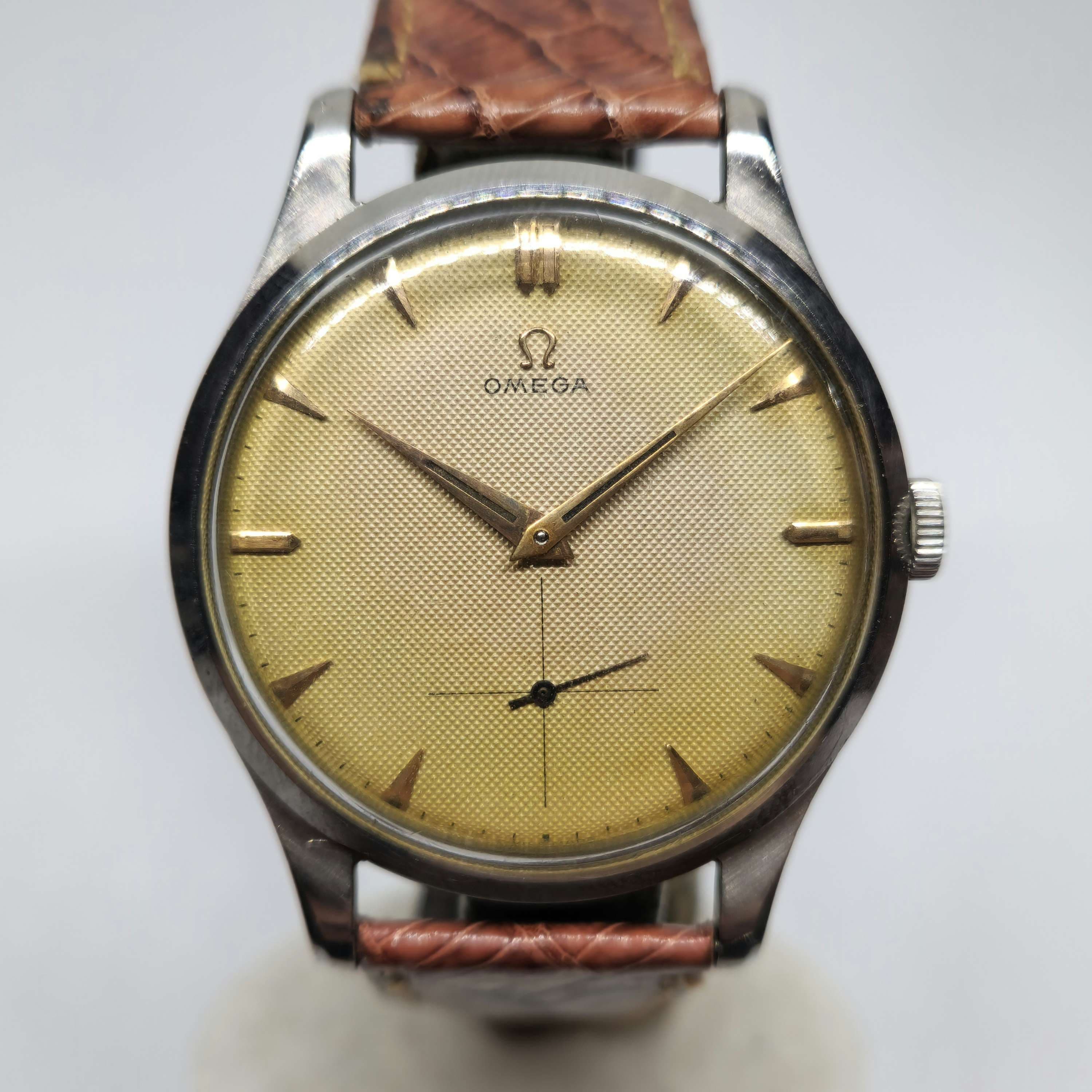 Reloj Omega vintage acero con esfera honeycomb dorada y segundero pequeño en Joyería Recoleta