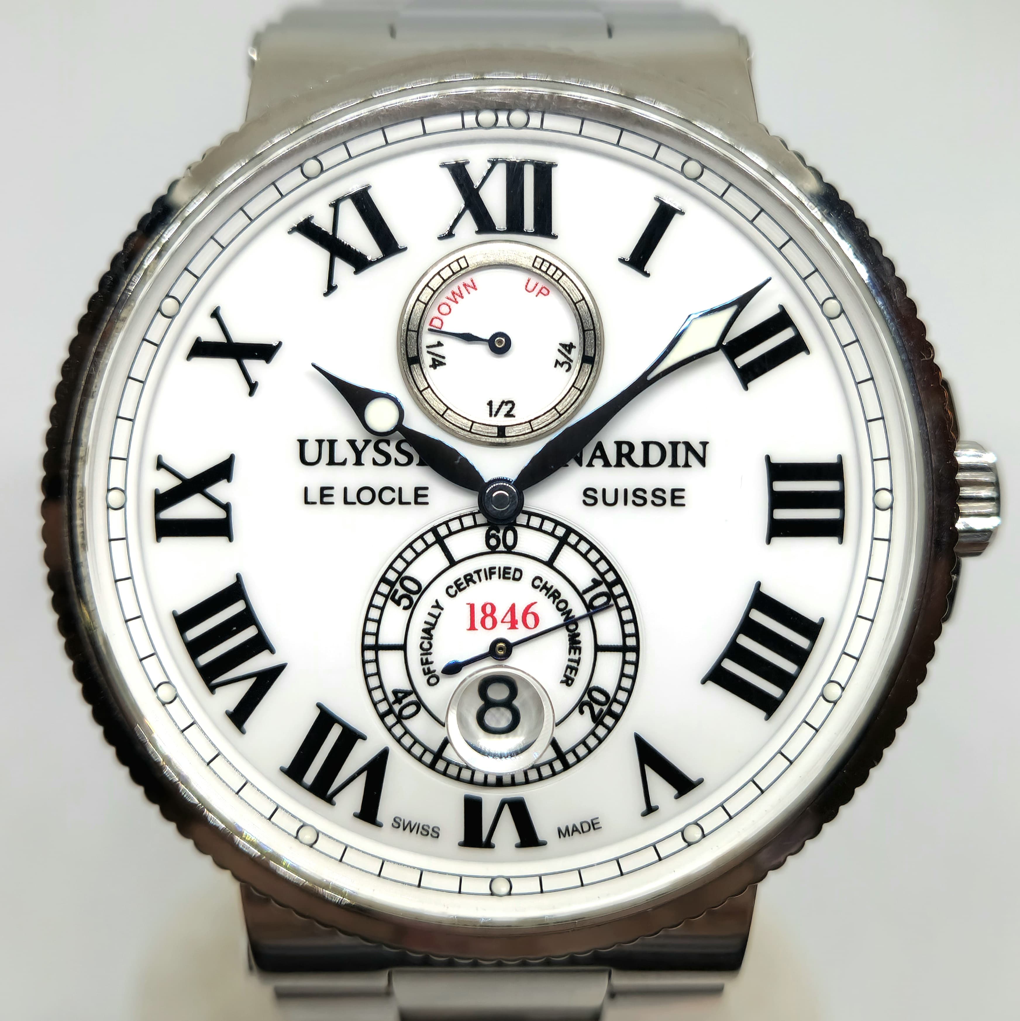 Reloj Ulysse Nardin Maxi Marine en acero con esfera blanca, números romanos y submáquinas, en Joyería Recoleta.