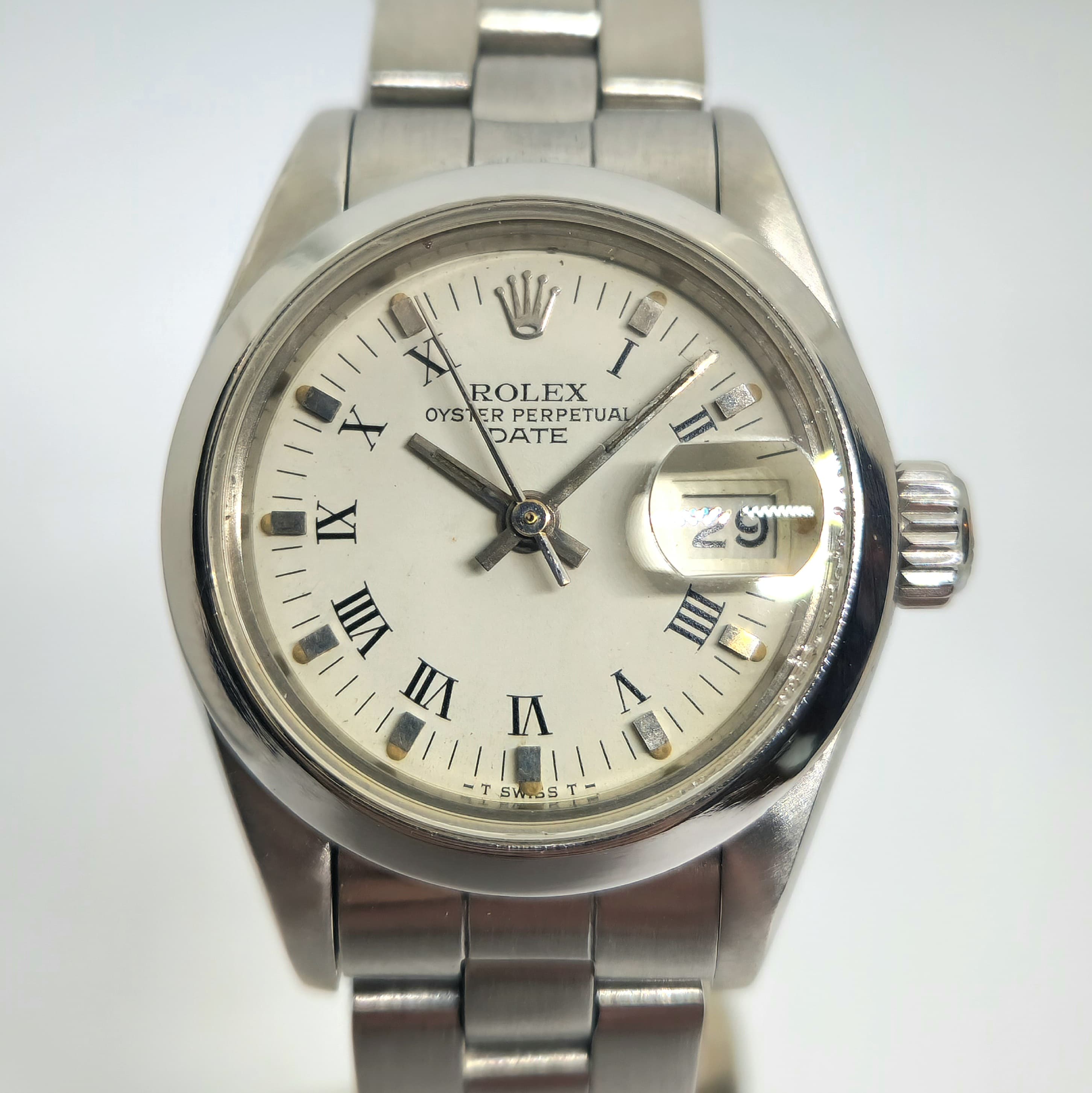 Reloj Rolex Oyster Perpetual Date dama en acero inoxidable con esfera blanca y numerales romanos en Joyería Recoleta.