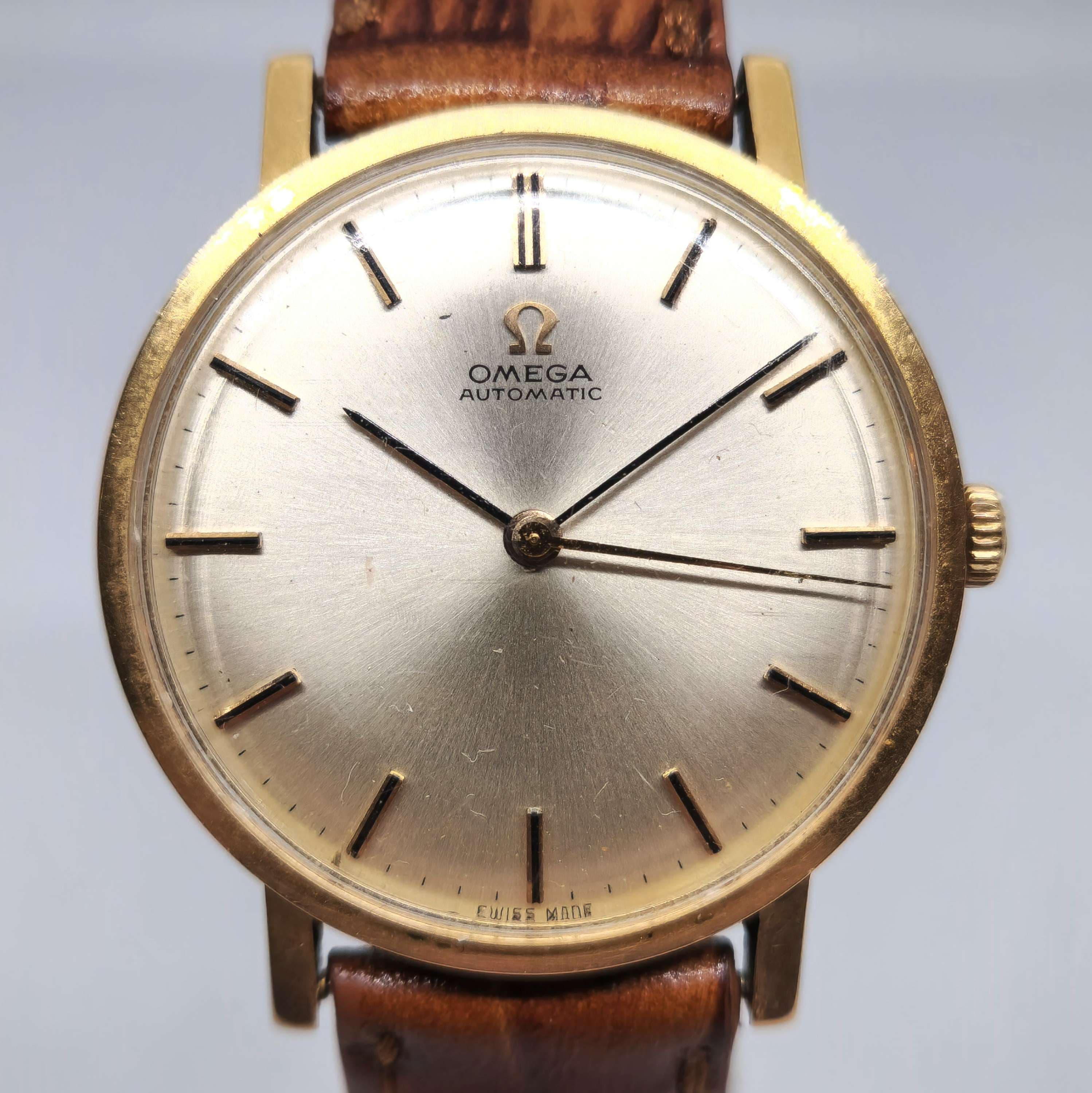 Reloj Omega Automatic vintage dorado con correa cuero marrón en Joyería Recoleta
