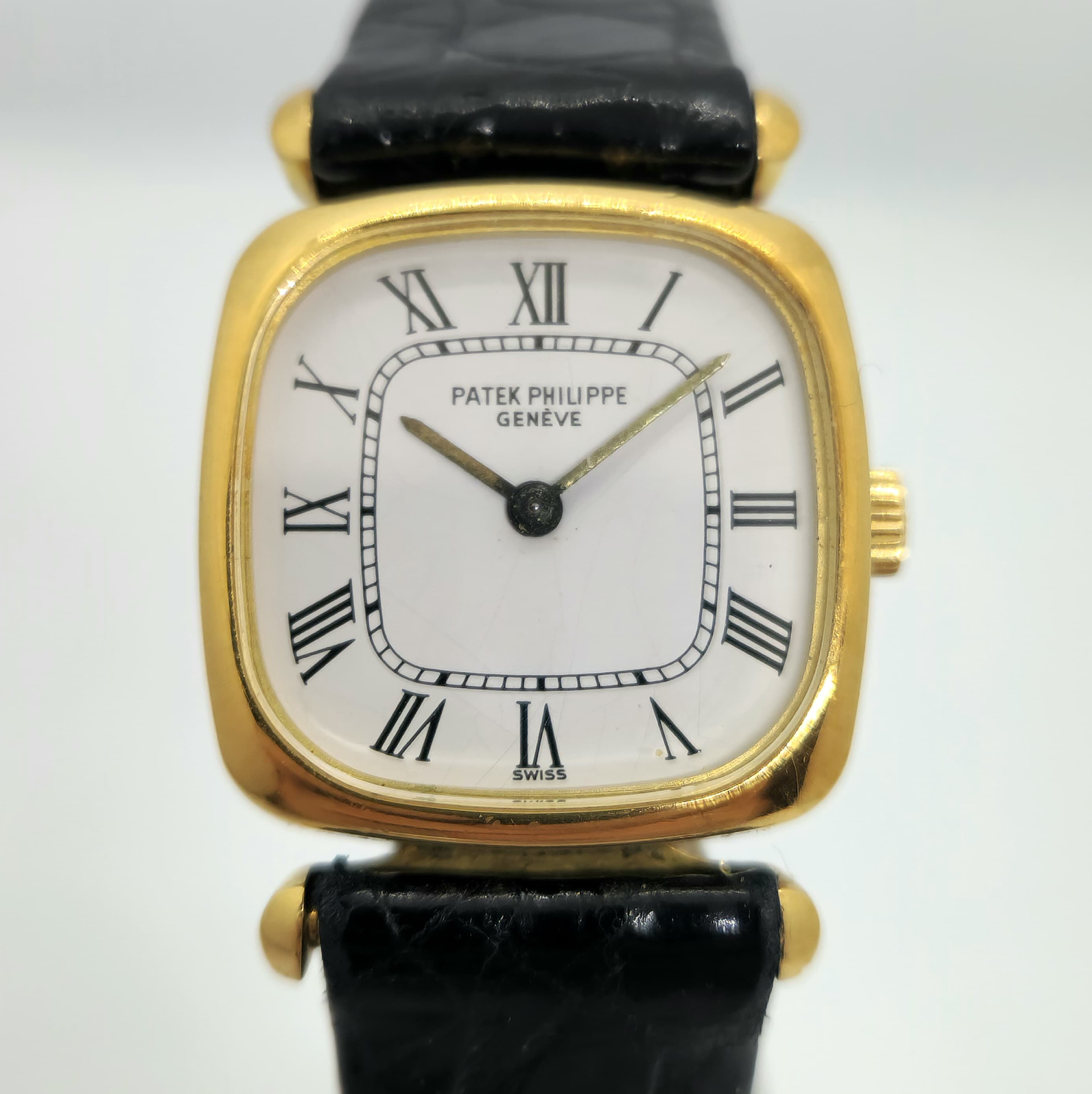 Reloj Patek Philippe Genève ref. 4459 en oro amarillo con dial blanco y numeración romana en Joyería Recoleta.