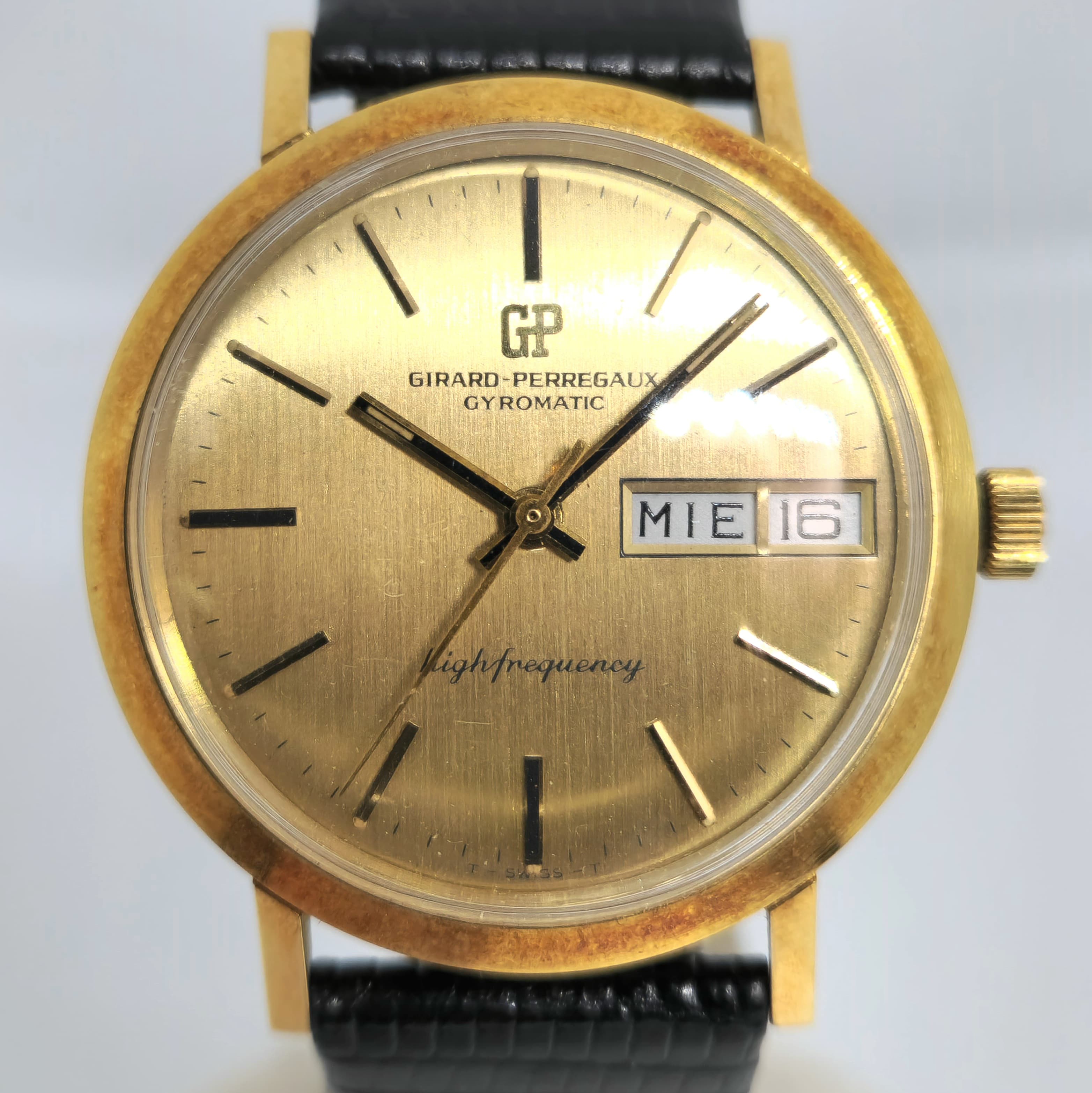 Reloj Girard-Perregaux Gyromatic High Frequency en oro amarillo con correa negra en Joyería Recoleta.
