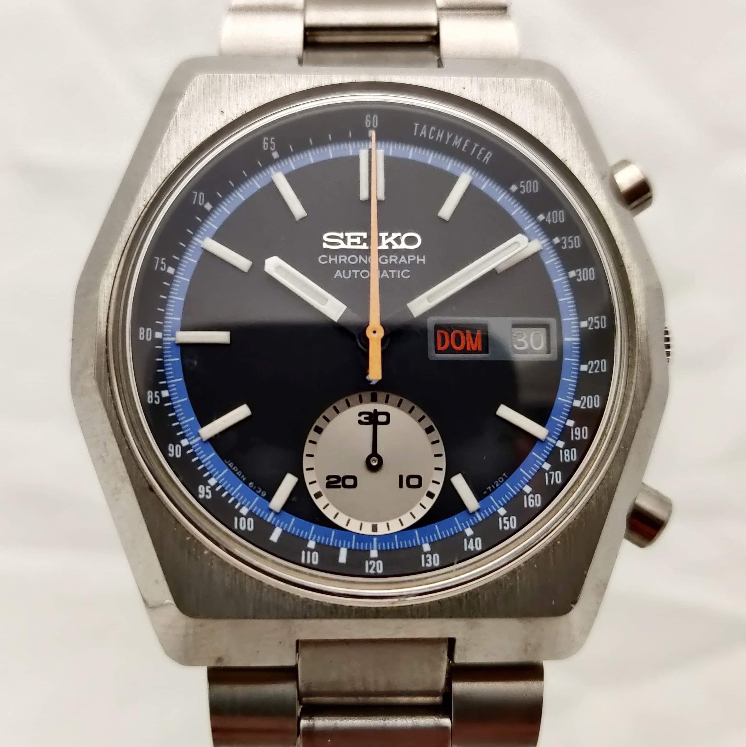 Reloj Seiko Chronograph Automatic acero inoxidable con esfera negra y bisel taquímetro azul en Joyería Recoleta