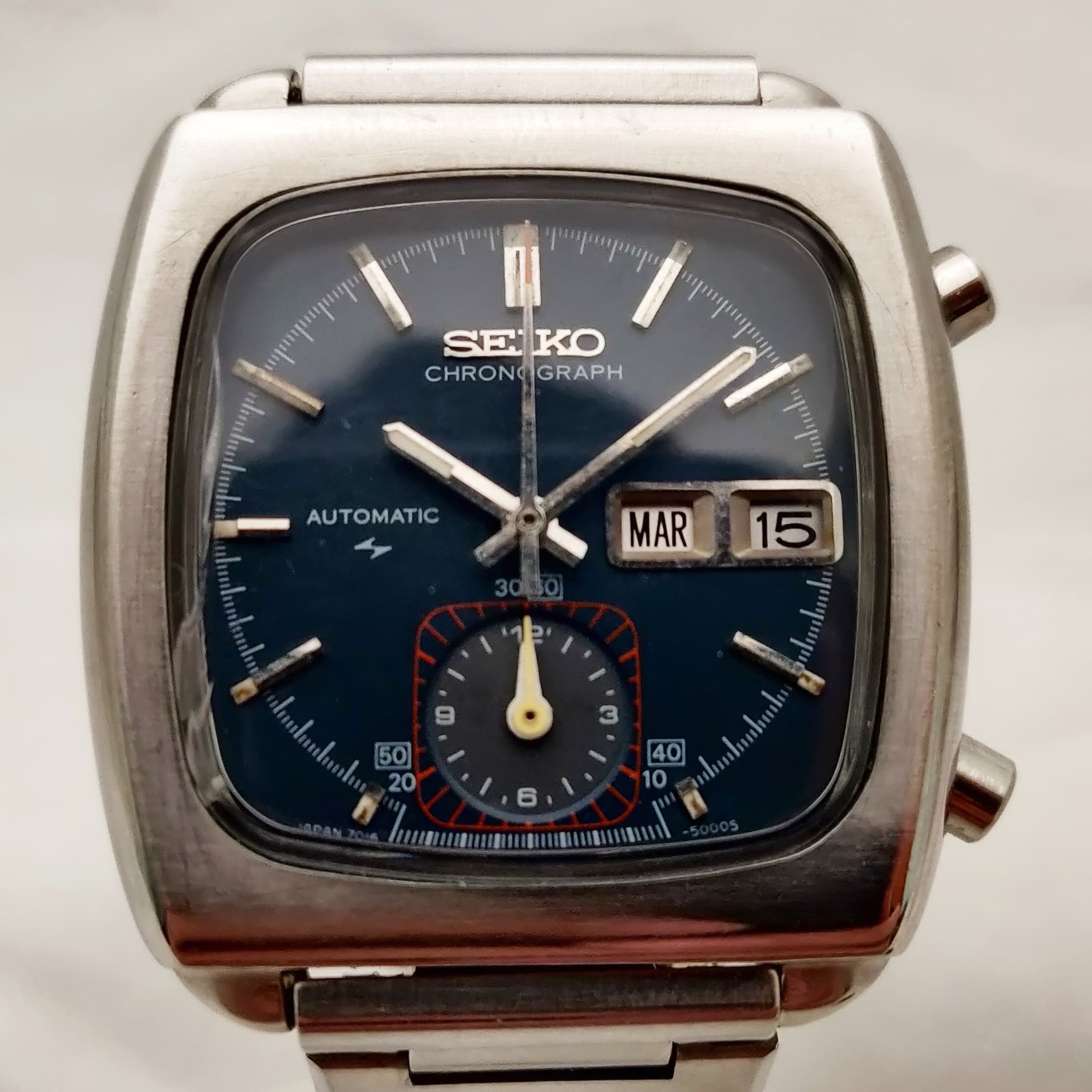 Reloj Seiko Monaco cronógrafo automático en acero inoxidable con esfera azul en Joyería Recoleta.