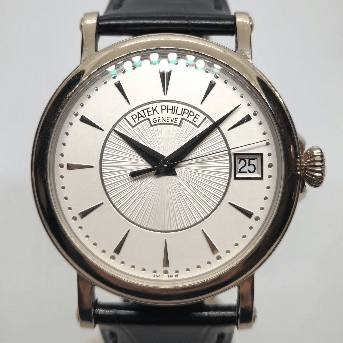 Reloj Patek Philippe Calatrava ref. 5153 en oro blanco con dial plateado y correa negra en Joyería Recoleta.