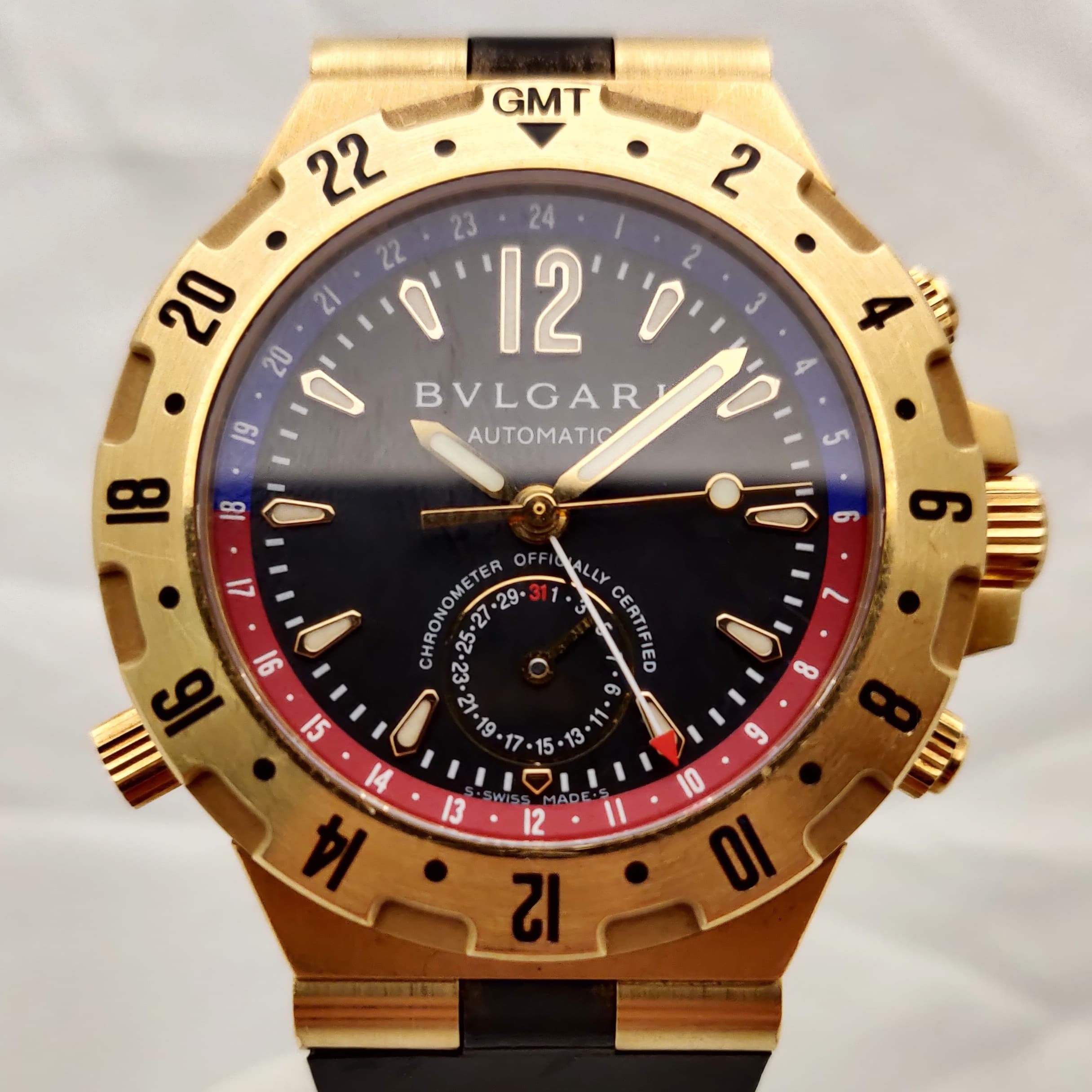 Reloj Bulgari Scuba GMT automático en oro amarillo con bisel rojo y azul en Joyería Recoleta