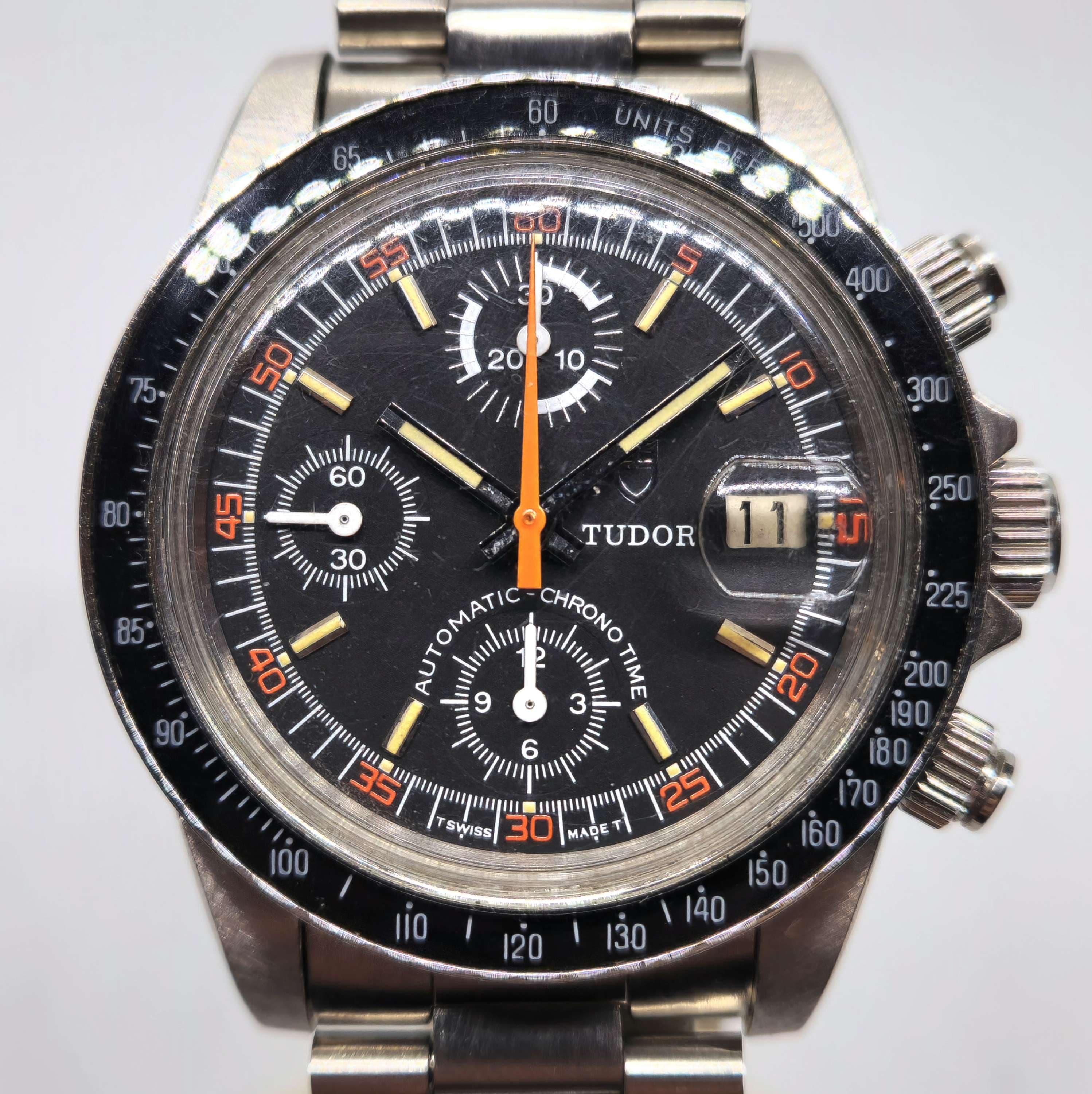 Reloj cronógrafo Tudor Big Block acero inoxidable esfera negra con detalles naranjas en Joyería Recoleta