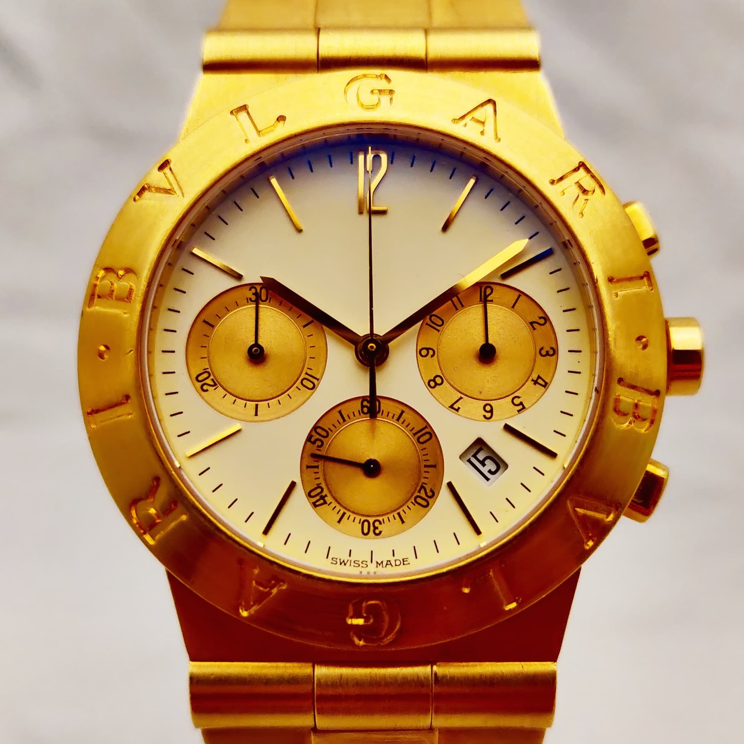 Reloj cronógrafo Bulgari Bulgari en oro amarillo 18k con esfera blanca y tres subesferas doradas en Joyería Recoleta
