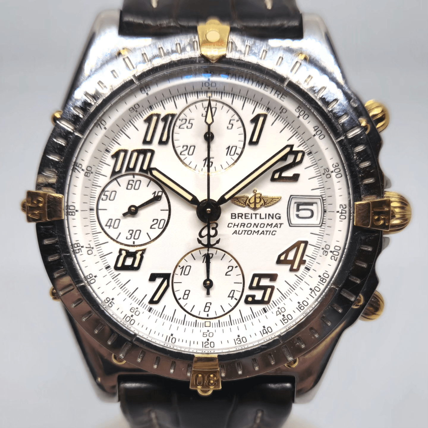 Reloj Breitling Chronomat automático acero y oro con dial blanco y números arábigos en Joyería Recoleta