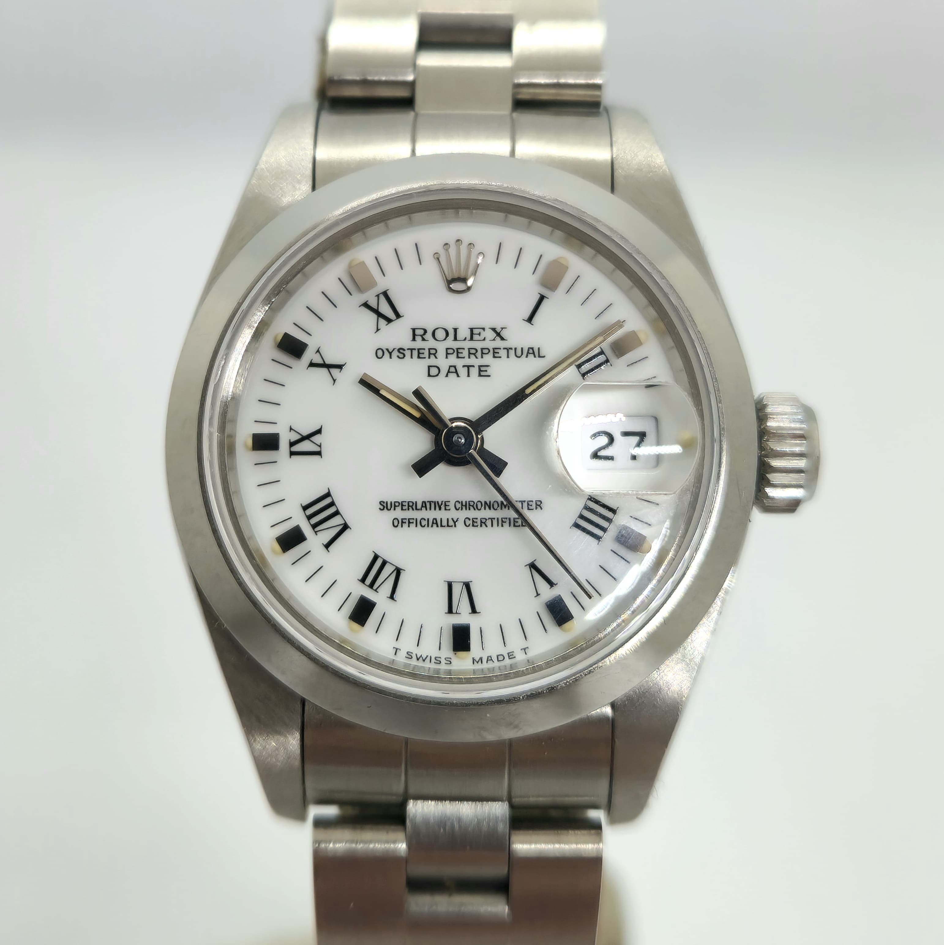 Reloj Rolex Oyster Perpetual Date dama en acero inoxidable con esfera blanca y números romanos en Joyería Recoleta.