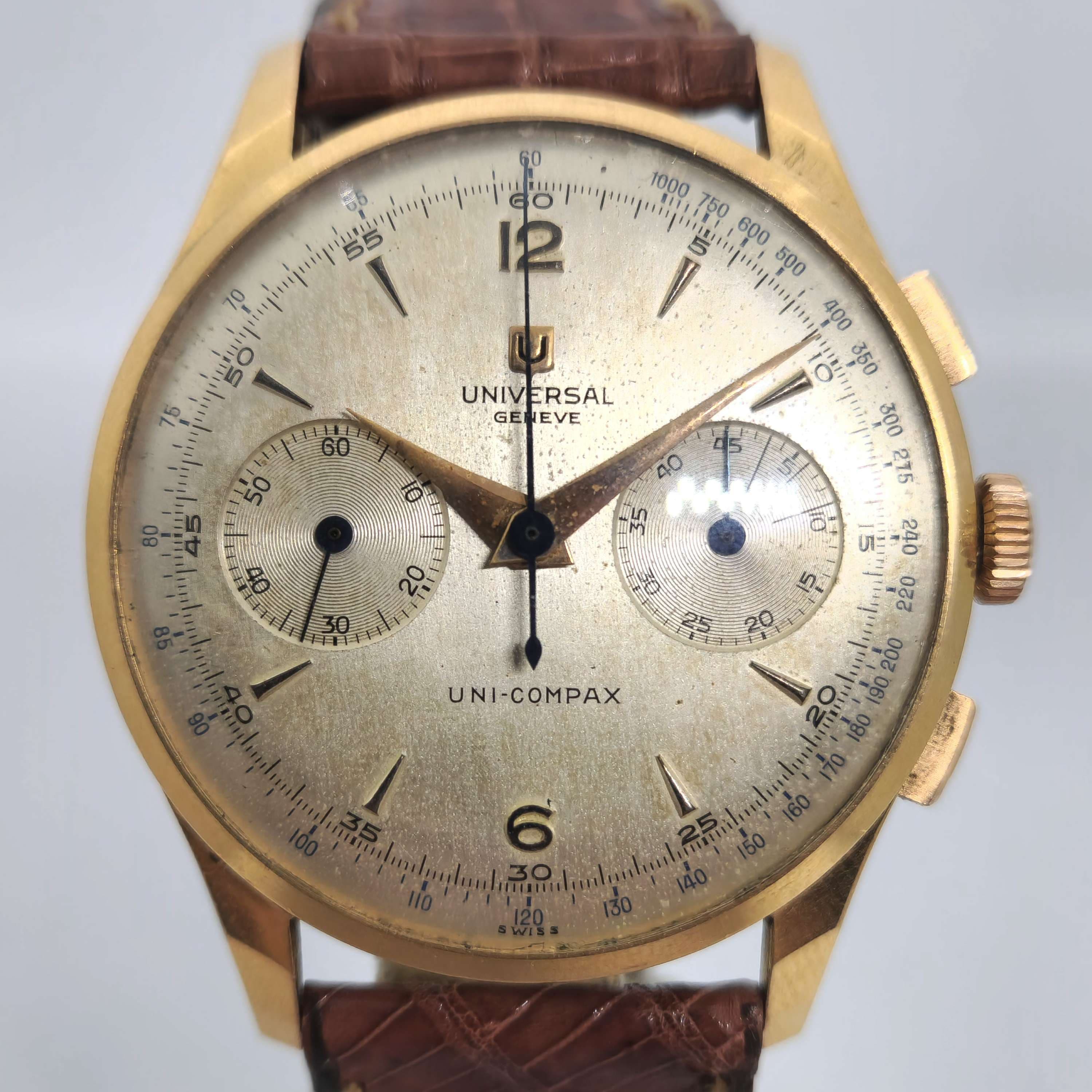 Reloj cronógrafo Universal Genève Uni-Compax en oro amarillo con correa marrón en Joyería Recoleta.