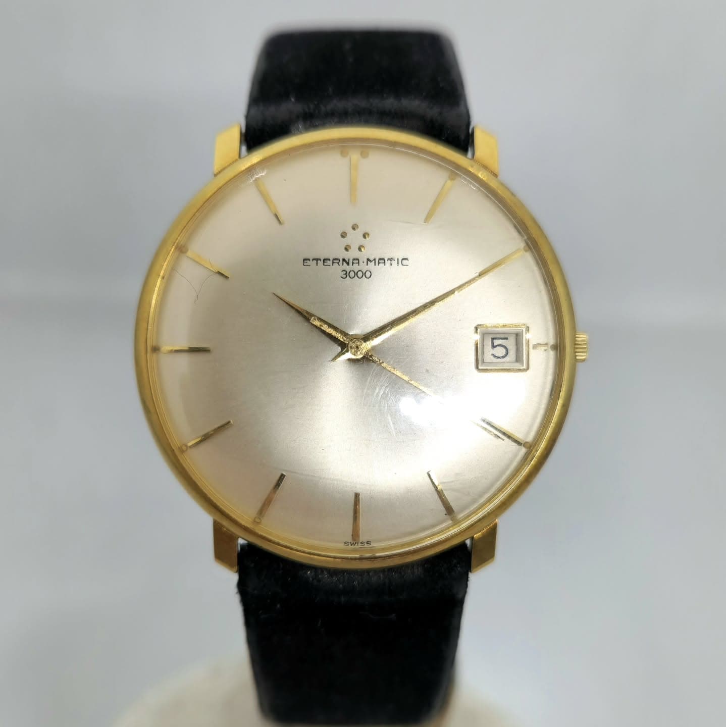 Reloj Eterna-Matic 3000 vintage en oro amarillo con esfera plateada y malla negra en Joyería Recoleta