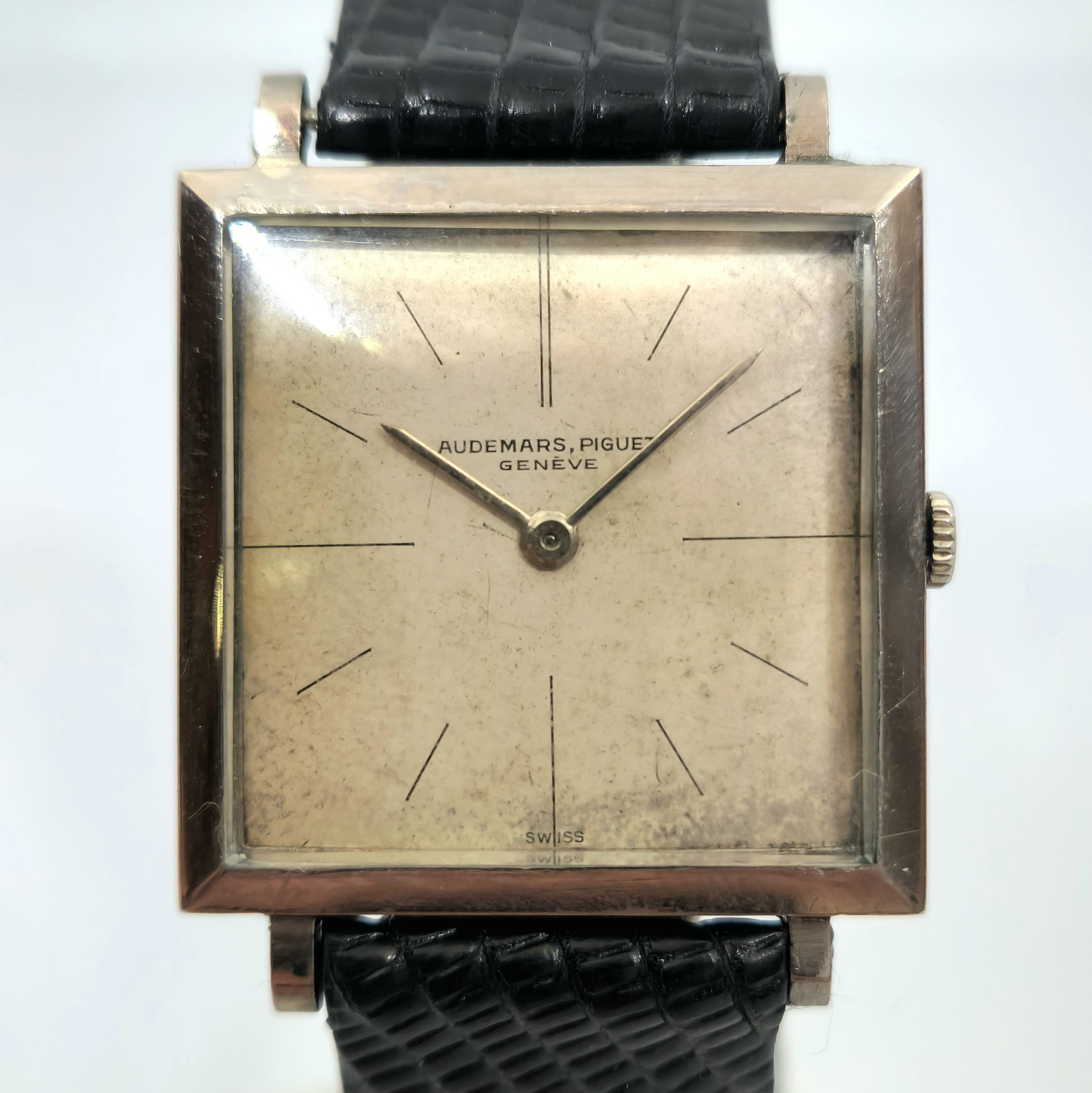 Reloj cuadrado Audemars Piguet Genève en oro blanco con correa negra en Joyería Recoleta